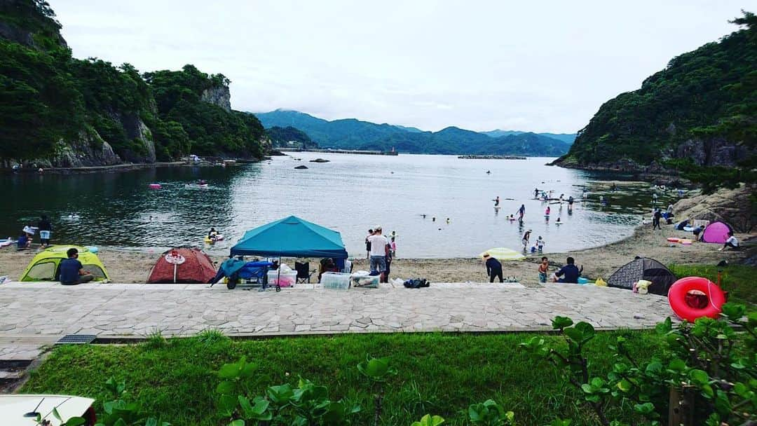 imagoso_kainoutaのインスタグラム：「. 連休初日！ 本日の  #今子浦海水浴場   たまにパラパラっと雨が降りましたが 海水浴場は賑わっていました。  ソーシャルディスタンスを守って 楽しくお過ごしください🏖✨   #いまご #今子 #いまご荘 #今子荘 #櫂の詩 #いまご荘櫂の詩 #旅館 #温泉 #旅行 #家族旅行 #ふたり旅 #女子旅 #大人旅 #香住 #香美町 #kasumi #trip #travel #ig_japan #日本海 #今子浦 #海水浴場 #海水浴 #海 #夏休み #夏 #4連休 #海の日」