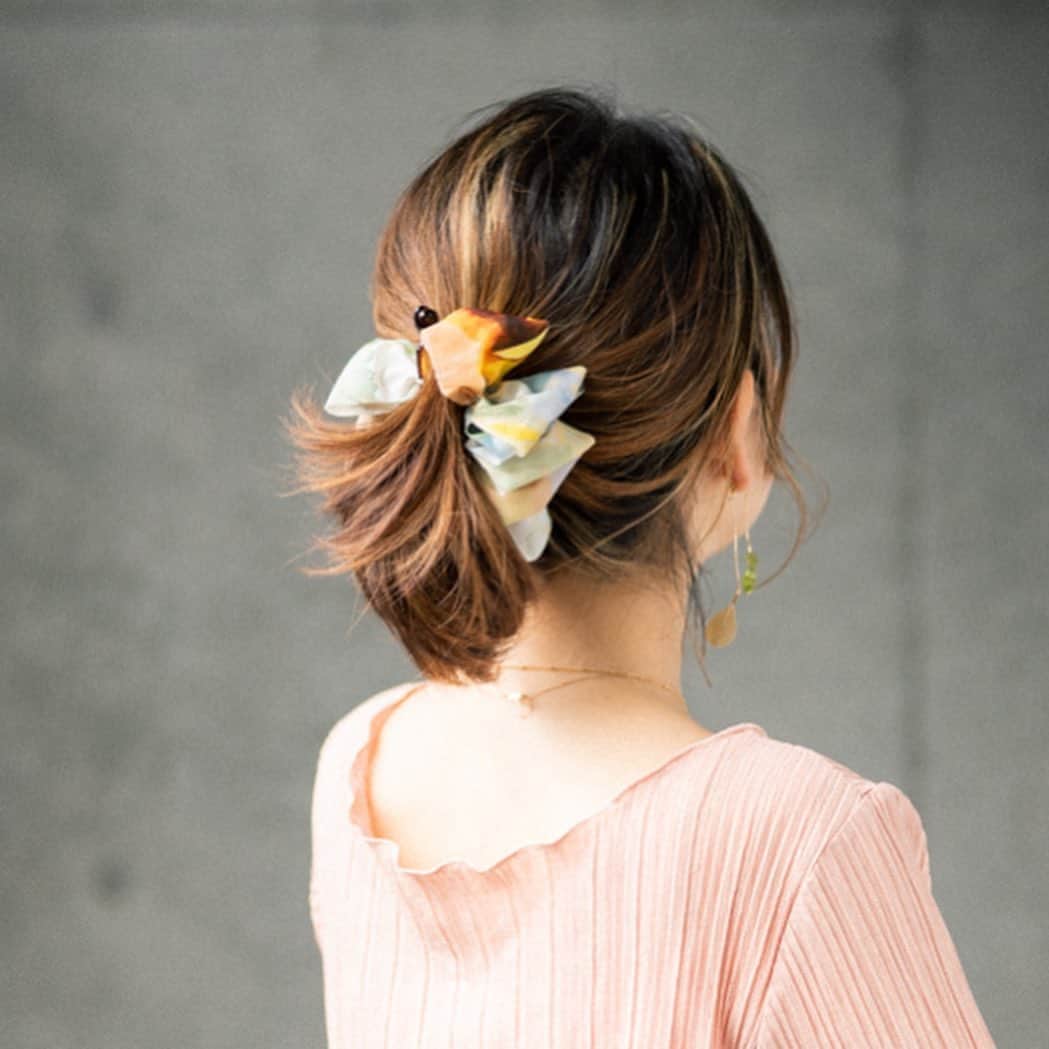 AngeBloomのインスタグラム：「【NEWS】 4連休特別企画！ 店内のバナナクリップ全商品が全てOFF価格に！ ・ さっととめられて便利なAnge Bloomのバナナクリップをぜひ体験してみてくださいね！ ・ petitフラワーミックスバナナクリップ 品番：201017-1 こちら残りわずかとなっているので、お早めに！ ・ @angebloom_official  #angebloom  #アンジェブルーム #バナナクリップ #バナナクリップヘアアレンジ  #夏ヘアアレンジ」