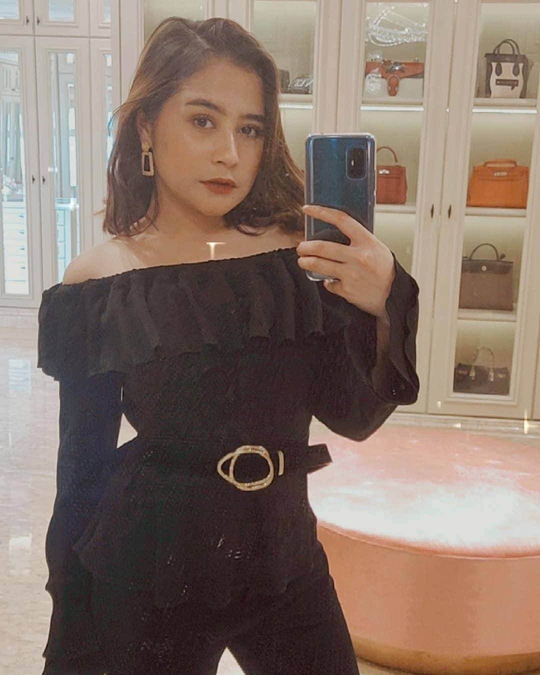 Prilly Latuconsinaさんのインスタグラム写真 - (Prilly LatuconsinaInstagram)「I wanted to be a princess but i don't like rules. 😌 Yes i'm obsessed with this cute top from @rebelprincess.id go get yours ❤️」7月23日 17時35分 - prillylatuconsina96