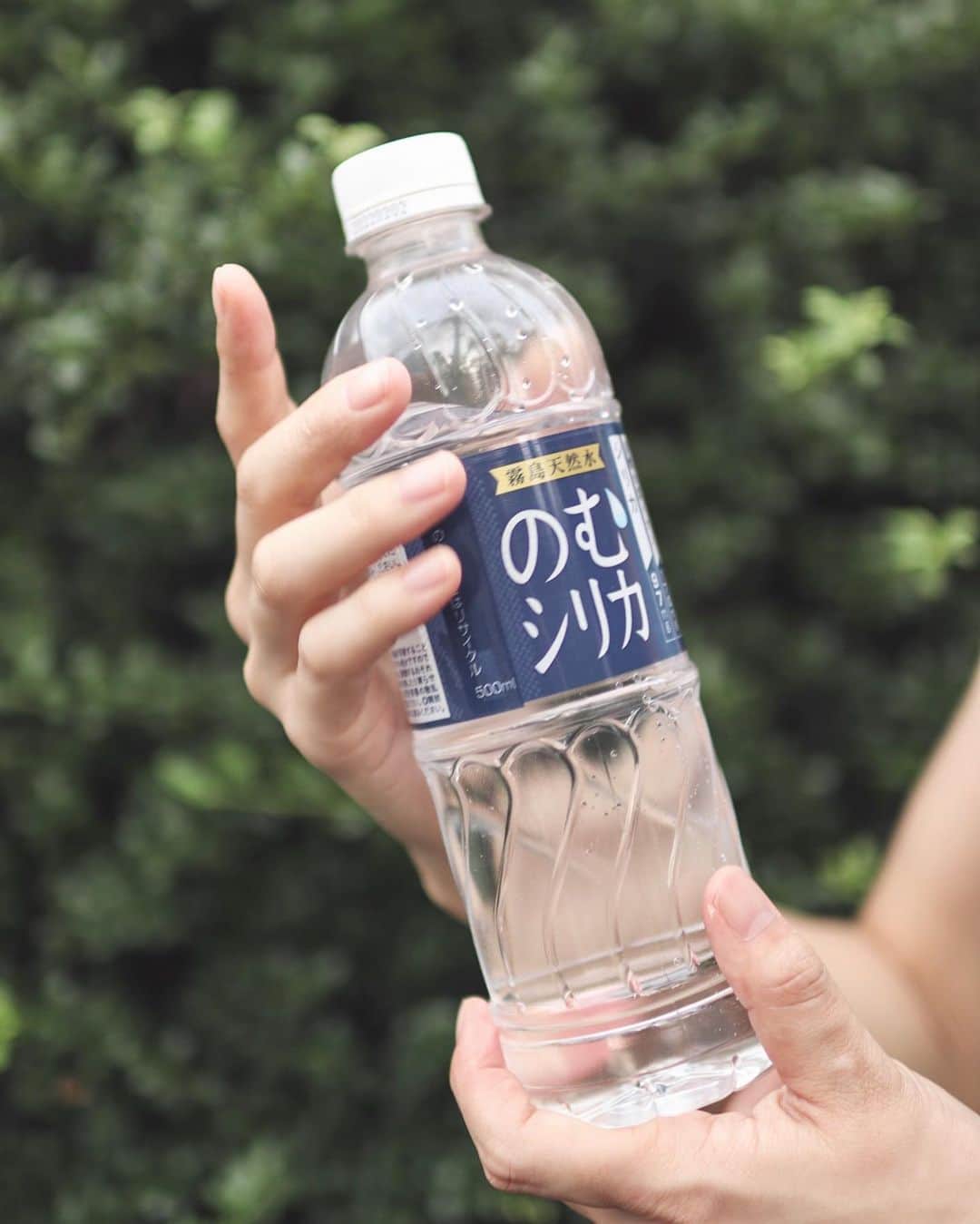 yuu sakuraiさんのインスタグラム写真 - (yuu sakuraiInstagram)「こんばんは♪ 久しぶりに少しランニングしてきました！ 体を動かした後は喉がすごくカラカラになります⭐︎  昔はスポーツドリンクなども飲んでいましたが最近は水を選ぶようになって、 みんなはお水を選ぶ時硬水とか軟水とか選んでる？  どうせなら体にいい水を飲みたいなぁなんて調べた結果♪ @コスメ1位の のむシリカを選んでます！ @nomusilica_official  のむシリカ、飲んでる方多いですよね♪ 4大ミネラルの含有量が多く新陳代謝が上がり肌の調子が良くなるし、中硬水なのに軟水みたいに飲みやすくておすすめです！  最近は、熱中症対策にひとつまみの天然塩をいれてお水を飲んでいます♪  皆さんもお水をしっかりとってこの夏乗り切っていきましょうね⭐︎  #シリカ#シリカ水#のむシリカ#霧島天然水#supported #ナチュラルミネラルウォーター#霧島天然水#美容#デトックス #ダイエット#ケイ素#熱中症対策 #healthy #ranning #workoutmotivation #腹筋」7月23日 17時45分 - food_yuu