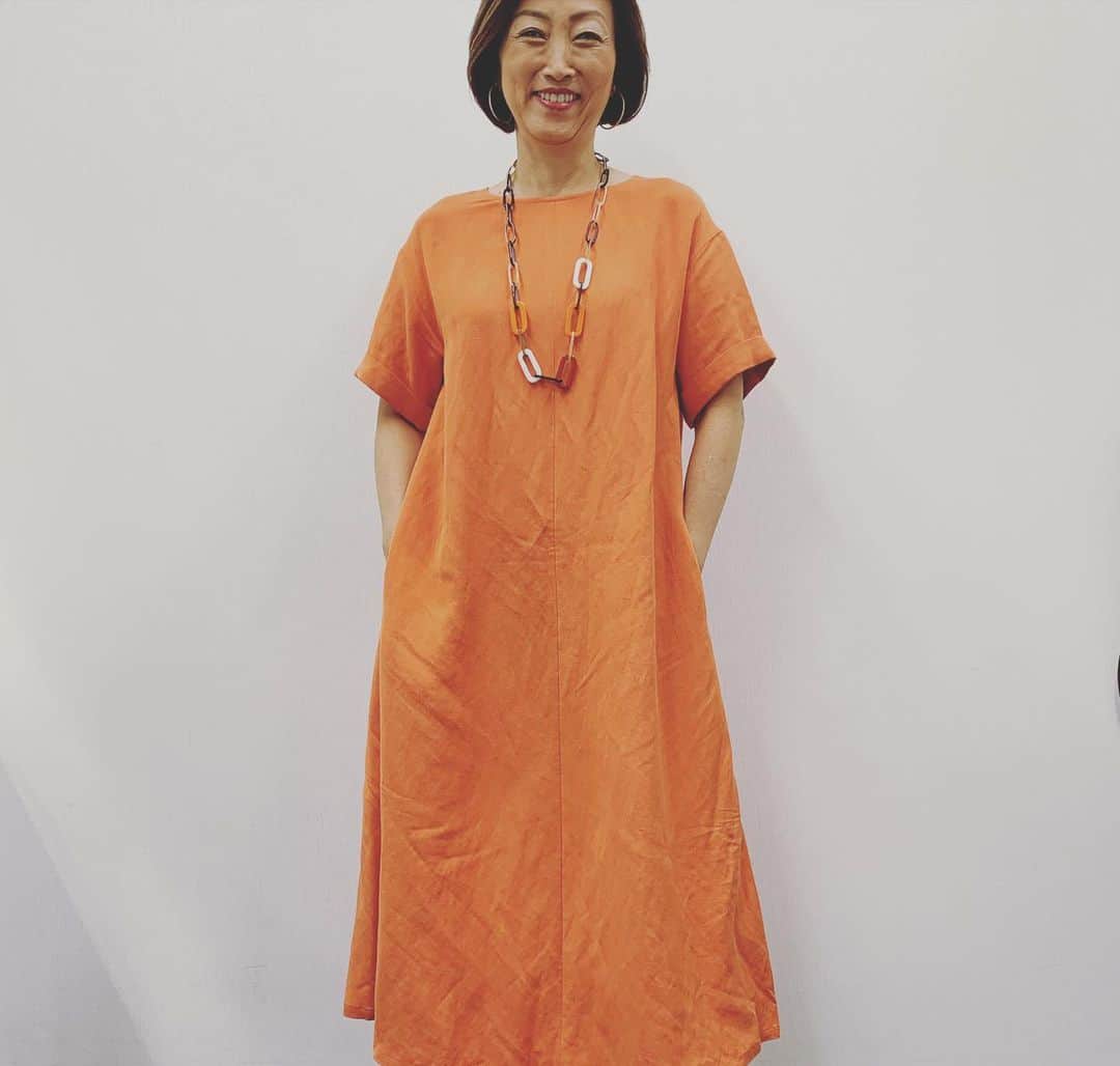 田中ウルヴェ京さんのインスタグラム写真 - (田中ウルヴェ京Instagram)「木曜はテレ朝「大下容子ワイド！スクランブル」です。 リネンのオレンジのロングの衣装。たくさん食べても大丈夫そうな服。これ欲しいです。 全身を撮ろうとしたら、偉そうな態度の写真になってしまった。 モデル風はできない。。。」7月23日 17時46分 - miyako.tanaka.oulevey