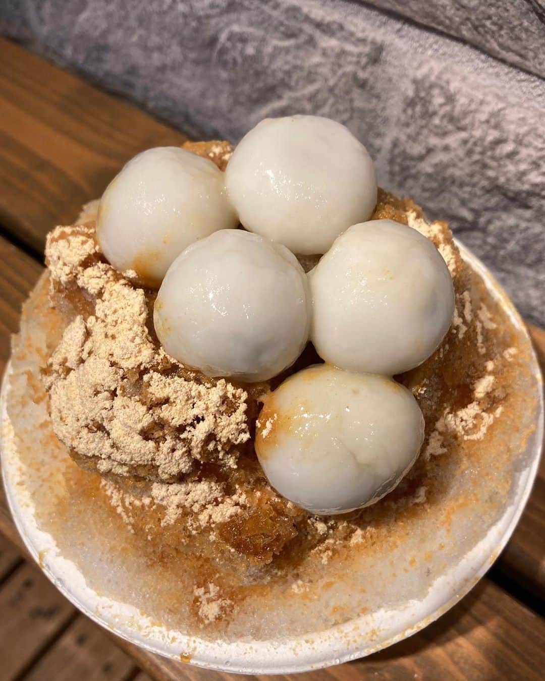 のインスタグラム：「「きなこと黒蜜の湯圓氷」﻿ リポスト✒︎7/27までの期間限定販売❗️名古屋PARCOにも店舗を構える京都四条くをん さんの一風変わったかき氷 きなこと黒蜜の湯圓氷🍧❄️﻿ ﻿ キーマカレーうどんや1mmモンブランで有名な京都四条くをんさんが今だけ星が丘テラスに期間限定出店しているようです😳👏🏻﻿ ﻿ かき氷の上に湯圓(タンユェン)といわれるもち米でできた中国の伝統的な小吃が乗っています🍧湯圓の中には黒胡麻も入っているようですよ🤤💯﻿ ﻿ かき氷とお団子という新しい組み合わせ、とても気になりますね😎🙌🏻他にもパフェの販売もされているようです🍨🥄﻿ ﻿ @sweets_dog_nagoya さん、#ナゴレコ ありがとうございます⭕️﻿ ﻿ Repost @sweets_dog_nagoya・・・﻿ ﻿ 💗💗💗﻿ ﻿ 黒ゴマ入りの、台湾のお餅が美味しい❣️﻿ ﻿ 1️⃣期間限定店舗　7月27日まで﻿ 2️⃣くをんのかき氷が星が丘で食べられます﻿ 3️⃣つるんとした 湯圓氷（タンユェン）の中には、たっぷりの黒ゴマ💖﻿ ﻿ お店：京都四条くをん﻿ きなこと黒みつの湯圓氷　900円﻿ 場所：名古屋　星が丘テラス﻿ ﻿ ﻿ 会社の同僚と食べてきたよ‼️🥺﻿ ﻿ 京都四条くをんのかき氷も、期間限定で食べられます✨﻿ ﻿ 抹茶ときなこの2種類。甘い方が好みなので、きなこと黒みつをチョイス☺️﻿ ﻿ 作る様子を見ていたら、氷の中にも、黒みつときなこをたっぷり入れていました。﻿ きなこがたっぷりで、もっちりして、まるで和菓子みたいな食べ心地❣️﻿ ﻿ 湯圓は、中にたっぷり黒ゴマが入っています。それが、また美味しい💖湯圓だけでも販売して欲しいくらいでした！」