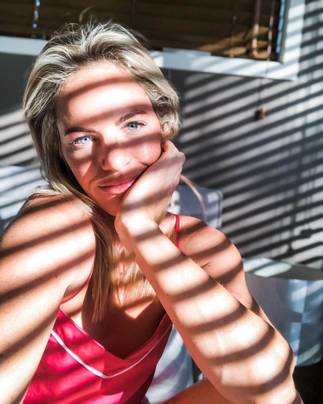 エミリー・シーボームのインスタグラム：「She lights the lonely shadows with her iridescent heart.  #light #shadows #sun #selfie #thursday」