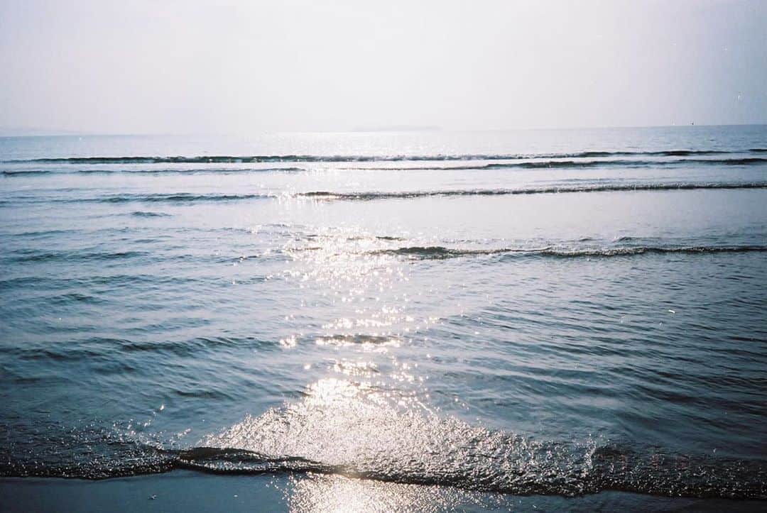 岡山友里愛さんのインスタグラム写真 - (岡山友里愛Instagram)「🌊﻿ ﻿ 今日は海の日﻿ ﻿ ﻿ これは去年撮った地元の海📷﻿ ﻿ またフィルムカメラ持って遠出したいな〜﻿ ﻿ ﻿」7月23日 17時50分 - ___yuria____