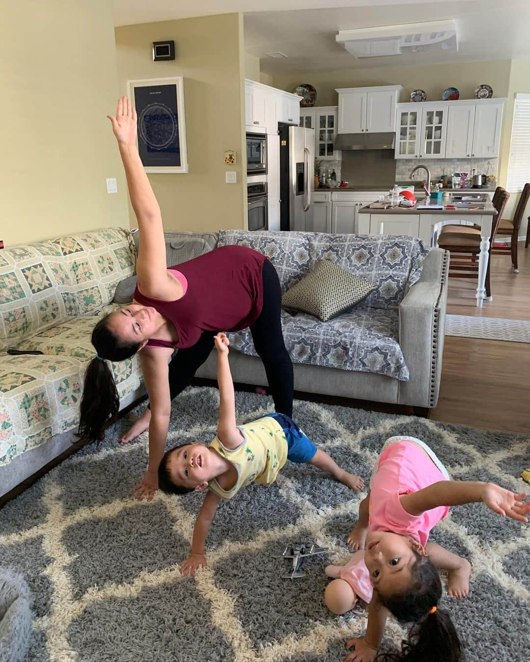 エリナ シルカさんのインスタグラム写真 - (エリナ シルカInstagram)「When you’re trying to yoga with kids 🙃🤷‍♀️ 週に3回くらいはヨガしようと努力してるんだけど…毎回可愛い邪魔者が入ってくるからちゃんとできない笑🧘‍♀️ * * *  #momlife #twinmom #boygirltwins #prenatalyoga #yoga #pregnant #thirdtrimester #thirdpregnancy #ヨガ　#マタニティヨガ　#妊婦  #妊娠 #プレママ #双子ママ #第三子 #妊娠8ヶ月」7月23日 17時50分 - laura_elina_ymd