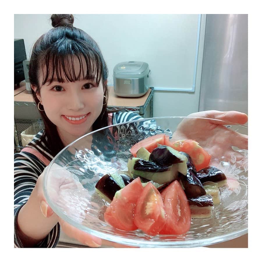 のインスタグラム：「* こんばんは。  『かごしま4』コハシヒロミ先生の 簡単！レンチンレシピから 「レンジで作る ナスの軽い揚げ浸し」 「ナスの豚肉ロール とろみオイスターソースで」 の2品を作りました。 揚げ浸しにはトマトも入れてみました🍅 とっても簡単で美味しかったです。 レシピは「かごしま4 レシピ」で検索後、 「レンチンレシピ」のコーナーをご覧ください。  7/9投稿のラザニア、私は餃子の皮を使いましたが、 バリラのパスタは城南町のAプライスに売っているかも！ とコハシ先生に教えていただきました☺️ 今度再チャレンジしたいです。 .」