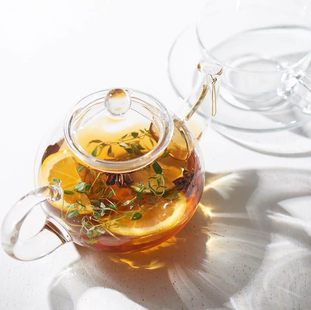 リプトンのインスタグラム：「オリジナルティーカクテルがFruits in Tea吉祥寺にも登場！！🍸 . 今年は代官山店で7月31日オープンのLipton TEA BARに加え、吉祥寺店でもティーカクテルが飲める♪ 吉祥寺限定のティーカクテル「リプトンサマーパンチ」は、フルーティーな香りのダージリンに、オレンジや優しい甘みのエルダーフラワーを加えた、夏にぴったりの爽やかで飲み口の軽いパンチカクテル💛 こちらは予約不要で、Sign吉祥寺店内で楽しめるよ✨ . ＜Lipton Summer Punch＞ ・Sign吉祥寺オリジナルティーカクテル ・提供期間：7/22(水)-9/13(日)  . お食事やスイーツとの相性も抜群🍽 #リプトン #Lipton #FruitsinTea #フルーツインティー #ColdBrew #コールドブリュー #リプトンコールドブリュー #水出しアイスティー #水出し紅茶 #癒し #リラックス#Happy #期間限定 #LiptonTEASTANDFruitsinTea #吉祥寺 #LiptonSummerPunch #LiptonTeaBAR #代官山 #ティーカクテル #紅茶カクテル #カクテル」