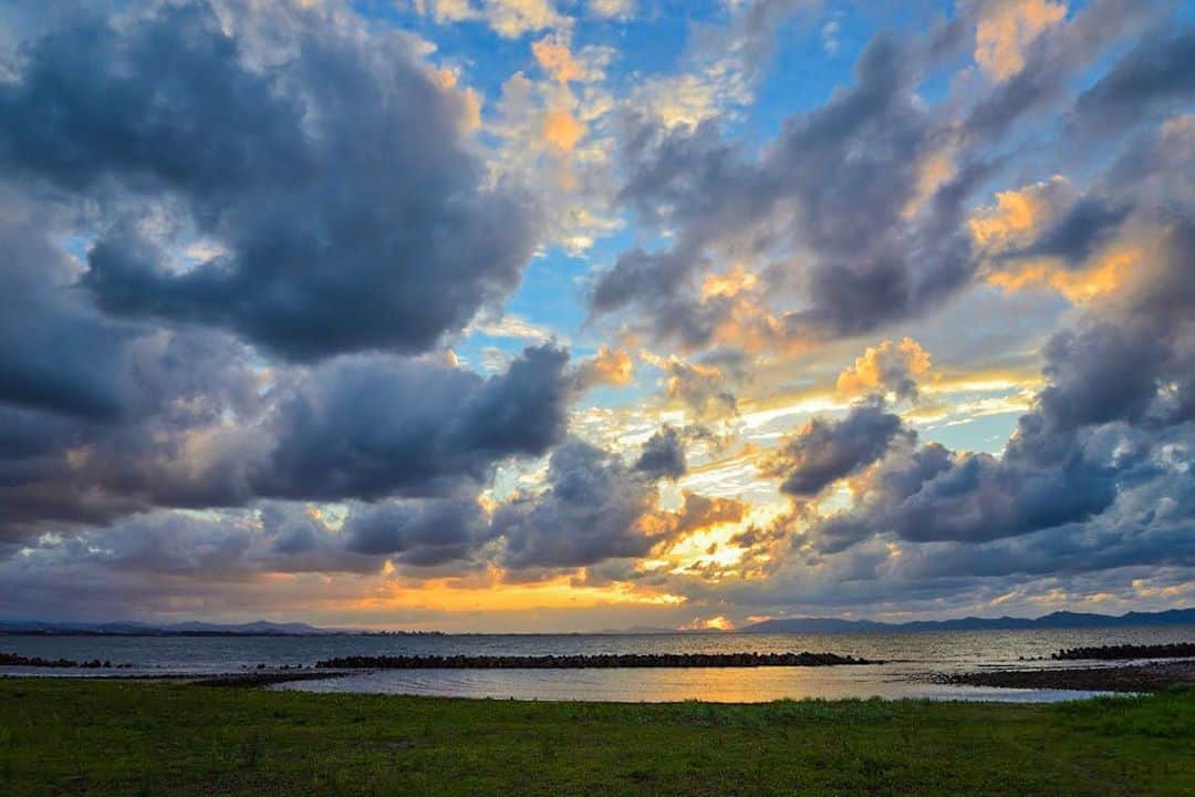 のインスタグラム：「大山町の空🌋  #SUNSET #SUMMER # #contrast #sunshine #daisen #tottori #landscape #naturelover #photographer #nikond850 #夕陽 #夕焼け #日光 #新緑 #夏休み #大山町 #鳥取 #東京カメラ部 #撮影 #フォトグラファー #写真家 #風景写真 #陰影 #コントラスト #新型コロナ #油断大敵 #田舎へ行くのはもう少し我慢」