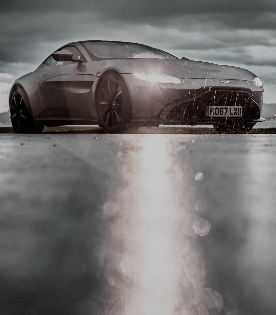 アストンマーチンさんのインスタグラム写真 - (アストンマーチンInstagram)「Vantage’s distinctive presence is beautiful.  @sergejfalk  #AstonMartin #MakeEveryDriveCount #BeautifulWontBeTamed」7月23日 18時00分 - astonmartin