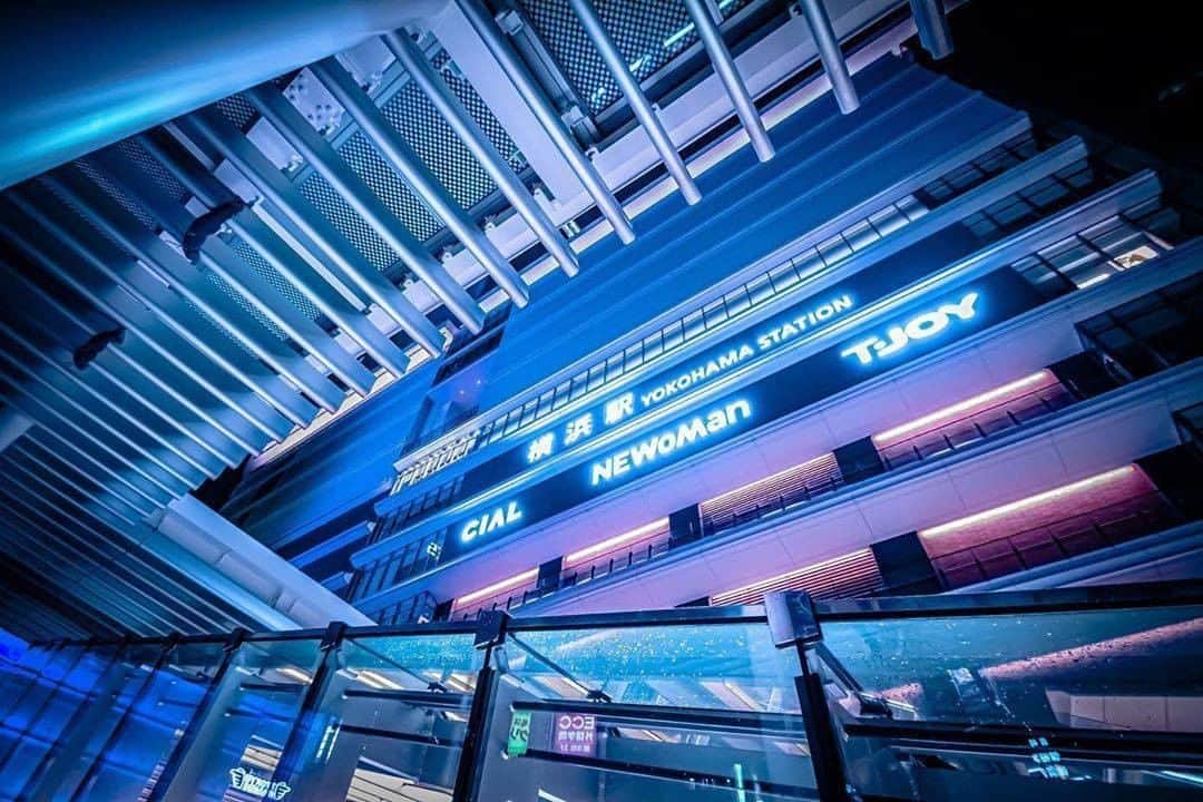 のインスタグラム：「Yokohama Station neon.﻿ Photo: @tooooru_night_photography ﻿ #myyokohama ﻿ ﻿ #yokohama #darlingescapes #beautifuldestinations #artofvisuals #somewheremagazine #discoverglobe #travelawesome #passionpassport #lovejapan #explorejapan #japanlife #japanfocus #japan_vacations #japanrevealed #よこはま #ヨコハマ #横浜」