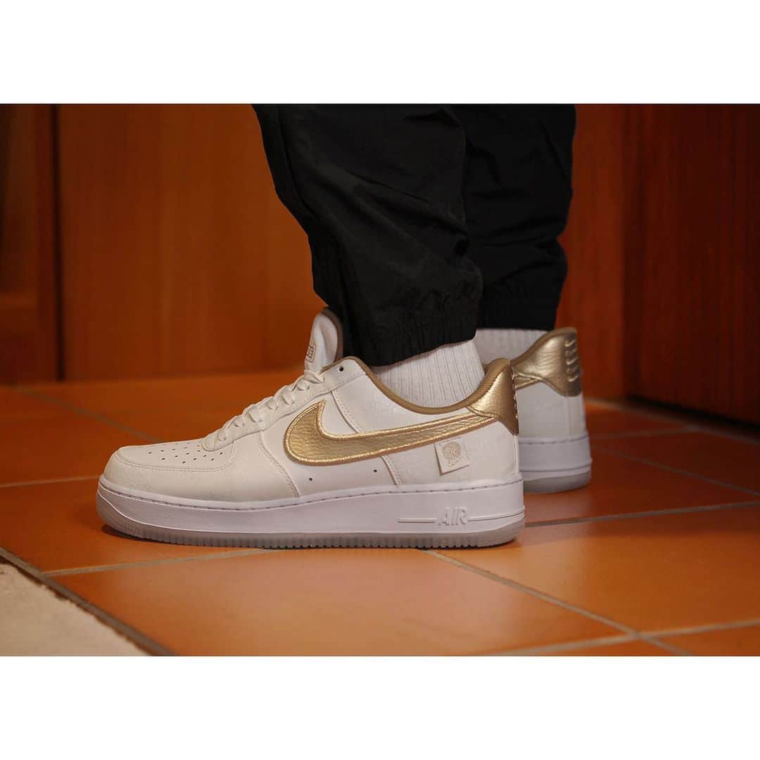 A+Sさんのインスタグラム写真 - (A+SInstagram)「2020 .07 .24 (fri) in store﻿ ﻿ ■NIKE AIR FORCE 1 ’07 LV8 WW﻿ COLOR : WHITE×METALLIC GOLD﻿ SIZE : 26.0cm - 29.0cm﻿ PRICE : ¥13,000 (+TAX)﻿ ﻿ 団結力を発揮。 ﻿ 約30年前、陸上競技選手の非公式組織としてNike Internationalが誕生しました。 その後継のNike Worldwideから、ナイキ エア フォース 1 '07 LV8が登場。 多様性から生まれたNike Worldwideは、スポーツとその団結力を体現。最高の世界を生み出すことが、世界最高峰への第一歩であるという信念が込められています。 ひとつになろう。 一緒に立ち上がろう。 毎日を勝利で飾ろう。﻿ ﻿ Demonstrate unity.﻿  About 30 years ago, Nike International was born as an unofficial organization of track and field athletes. From the successor Nike Worldwide, the Nike Air Force 1 '07 LV8 has arrived. Born of diversity, Nike Worldwide embodies sport and its unity. The belief that creating the best world is the first step to the highest peak in the world. Let's be one. Let's stand up together. Let's decorate every day with victory.﻿ ﻿ #a_and_s﻿ #NIKE﻿ #NIKEAIRFORCE﻿ #NIKEAIRFORCE1﻿ #NIKEAIRFORCE107LV8WW #NIKEWORLDWIDE﻿ #WORLDWIDE #KATAKANA」7月23日 18時02分 - a_and_s_official