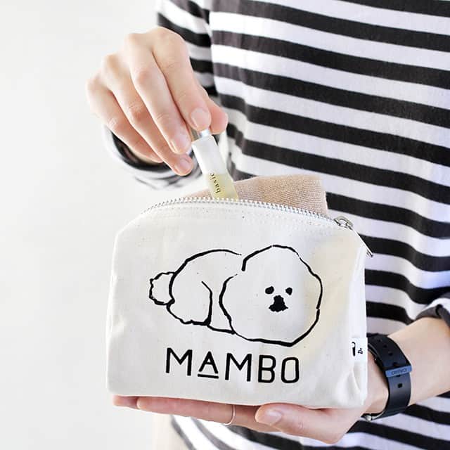 のインスタグラム：「. ＼キナリノモール／CLASKA｜MAMBO ラウンドポーチ . －－－－－－－－－ お出かけに連れて行きたい、愛嬌のあるシンプルポーチ . "MAMBO"シリーズにラウンドポーチが登場。 ポーチのフォルムに合わせてちょこんと丸まった姿が何とも愛らしいデザインです。 ハリのあるコットン生地を使い、安心感のある作りになっています。 普段使いのバッグにしのばせて小物整理ポーチとしたり、旅行用ポーチとしても◎。幅広い用途でお使いいただけます。 お出かけのお供に、ぜひ連れて行ってあげてくださいね＊ . －－－－－－－－－ https://kinarino-mall.jp/item-9601 . . ▶画像をタップすると詳細情報をご覧いただけます。 . ▶プロフィールの「インスタ掲載」ボタンから、ご紹介商品をまとめてご覧いただけます。→@kinarino_official . ▶キナリノアプリでも販売中！ 「お買いもの」→「インスタグラム掲載アイテム」 　 ※ダウンロードはプロフィールリンクから→@kinarino_official . . #キナリノモール #キナリノ #丁寧な暮らし #暮らし #ポーチ #化粧ポーチ #メイクポーチ #収納 #整理整頓 #犬 #犬好き #ビションフリーゼ #CDCGENERALSTORE #CLASKA #MAMBO #Pouch #dog #fashion #simple #ootd #instafashion .」