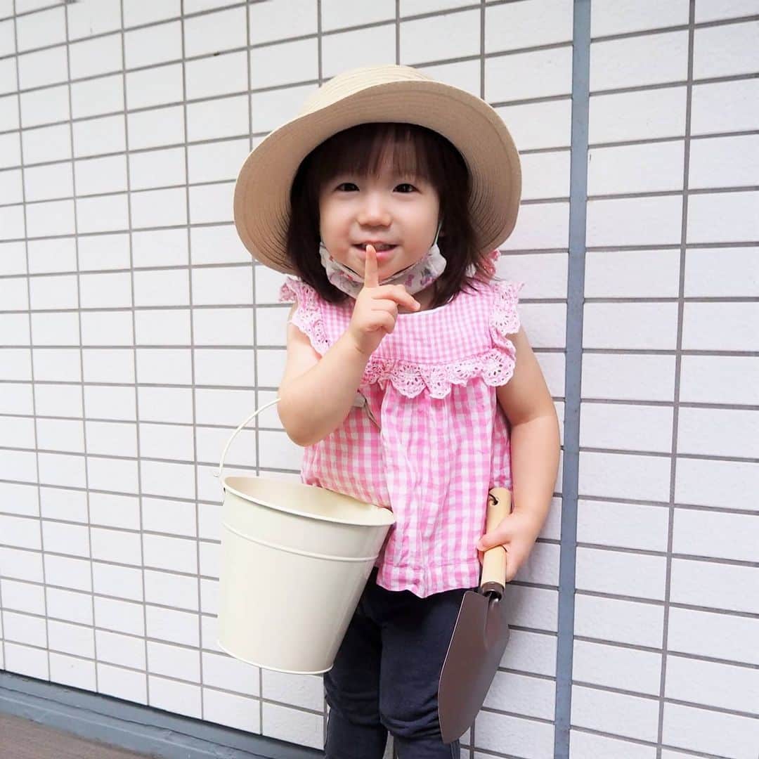 Kuboi Ayumiさんのインスタグラム写真 - (Kuboi AyumiInstagram)「食育も兼ねてハーブやちょっとした野菜を育てています。﻿ ﻿ マンションでベランダも広くないので﻿ いろいろ工夫しながら娘たちと一緒にお世話しているのですが﻿ おうち時間が増えたので簡単な肥料づくりもするように。﻿ ﻿ 一緒にお料理をして、出た野菜くずと米ぬかを土に入れるだけなのですが﻿ 生ごみも減りますし、娘たちもスコップで混ぜ混ぜ楽しそう。﻿ 野菜くずが無い時は茶殻を使ったりも。﻿ ﻿ まだ小さい娘たちですが、年々「エコ」への関心は高まるばかりなので﻿ エコバッグを持ったり、マイストローを使ったり﻿ ちょっとずつ娘たちとお話しながらエコな取り組みを実践しています。﻿ 私もまだ勉強不足なので、子どもたちと一緒に勉強していきます。﻿ ﻿ おうち時間が多いからこそできること、まだまだあると思うので﻿ 楽しみながら日常に取り入れていきたいな。﻿ ﻿ @eco_changes_mitsubishi﻿ ﻿ 三菱電機では、受賞者3名様に​﻿ 三菱ブレッドオーブンをプレゼントする​﻿ 「エコ×ステイホーム エコな取り組み投稿キャンペーン」を​﻿ 7月22日から8月31日まで実施中。​﻿ ① @eco_changes_mitsubishi をフォロー​﻿ ②「おうちでできるエコ活動」の写真を、キャンペーンハッシュタグ #三菱電機_エコ_ステイホーム をつけて投稿​﻿ ぜひ参加してみてください！​﻿ ﻿ ﻿ ﻿ #PR #三菱電機_エコ_ステイホーム #ecochanges #三菱電機 #エコチェン ジ #mitsubishielectric #三菱ブレッドオーブン #女の子ママ #eco #エコ #食育 #お手伝い #おうち時間 #おうちじかん​」7月23日 18時02分 - himekagami