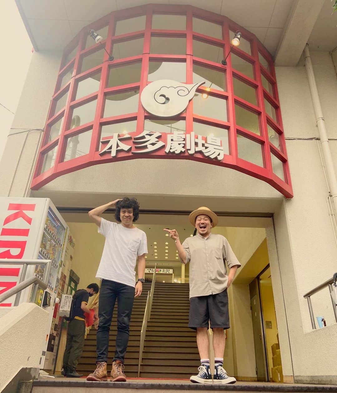 シーサーのインスタグラム：「・ ・ 本日23日〜26日まで 下北沢本多劇場にて。 【単純明快なラブストーリー】 20年来のバンド仲間ゴウキと 劇中でレッツらぷーぷーさせてもらいます♬ オンラインでも見れるみたいだYo!! 検温、消毒、色々気をつけて準備はバッチリ!! ピス！  #単純明快なラブストーリー #下北沢 #本多劇場」