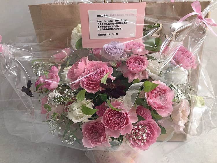 太野彩香さんのインスタグラム写真 - (太野彩香Instagram)「今更になってしまったのですが、昨日劇場で誕生日おめでとうのお花を受け取りました！シャーベットピンク色でキレイなお花です🌸いつもステキなお花をありがとうございます！シャーベットピンクな23歳の1年にします🌸💓ありがとうございます！」7月23日 18時11分 - tanoayaka2
