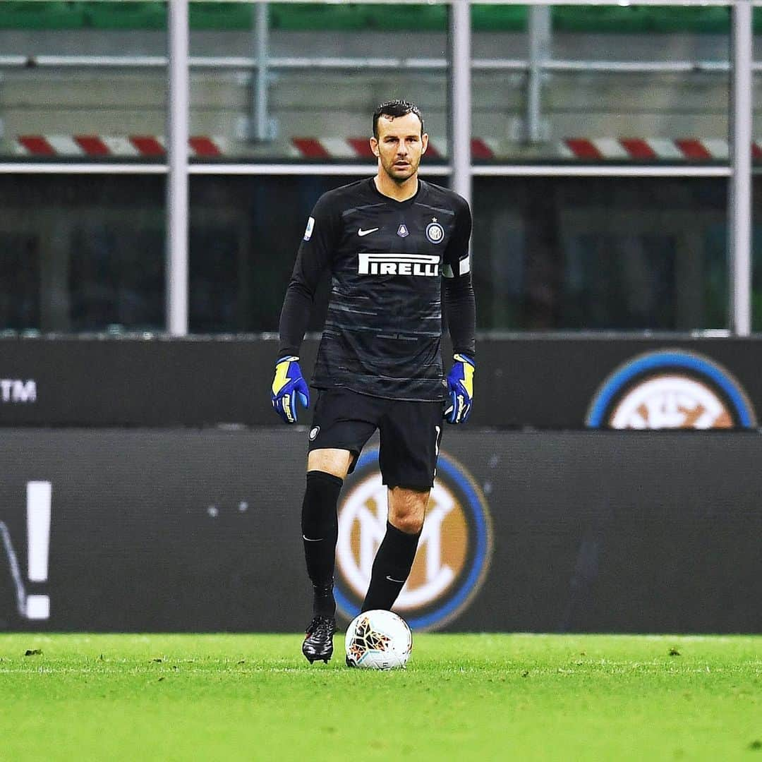 インテルナツィオナーレ・ミラノさんのインスタグラム写真 - (インテルナツィオナーレ・ミラノInstagram)「MILESTONE 👏🏼⚫️🔵 @samirhandanovic has reached 475 appearances in #SerieA, level with Giacinto #Facchetti in 22nd place in the all-time rankings. #Inter #ForzaInter #Handanovic #Football」7月23日 18時11分 - inter