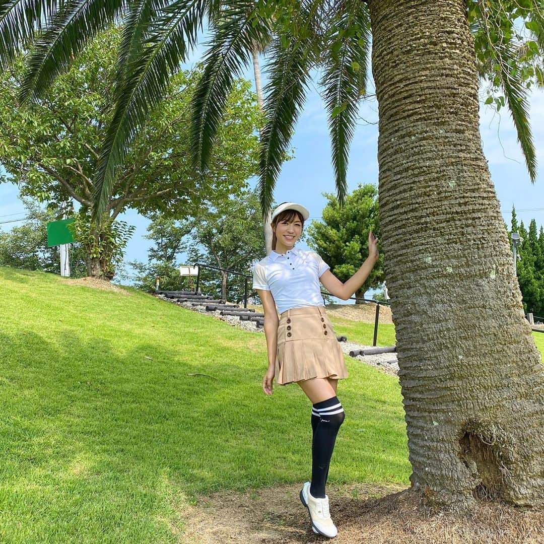 高沢奈苗さんのインスタグラム写真 - (高沢奈苗Instagram)「. 先日の大阪ゴルフコーデ⛳️ . @j.jane_japan のトレンチスカートやっと履けた💛 . トップスは肩がシースルーになってておしゃれ✨ . シューズは @myjoys.japan でオリジナルで作ったシューズがばっちり色味合いました❣️ . かかと部分に自分の名前NANAEって入っていてお気に入りなんだー★ . 白×ベージュのコーデってスキ🤗🧡 . . . #ゴルフ#ゴルフ女子#アコーディアゴルフ#アコーディア#みさきカントリークラブ#みさきええやん#関西#大阪ゴルフ #j_jane_golf #footjoy #myjoys」7月23日 18時12分 - nanaetakasawa