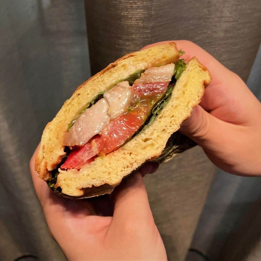 Courtyard by Marriott Tokyoのインスタグラム：「ラヴァロックのテイクアウトデリ😁 チョップドサラダ + 新鮮野菜のスムージーが入った豪華ヘルシーランチセット！1,000円 税込 7月27日からのメニューはこちら！！ A　トマトチキンのワッフルサンド🍔 B　ポークチャイニーズピタ🥙 C　サーモンフリットのカリフォルニアタコ🌯 #自粛生活 #自粛 #自粛中の過ごし方 #自粛生活を楽しく過ごす #healthy #ヘルシーメニュー #丸の内ol #ヘルシー #減量 #野菜たっぷり #野菜 #野菜料理 #野菜スムージー #スムージー #東京駅 #京橋グルメ #京橋 #テイクアウト #テイクアウトランチ #東京 #丸の内 #ol」