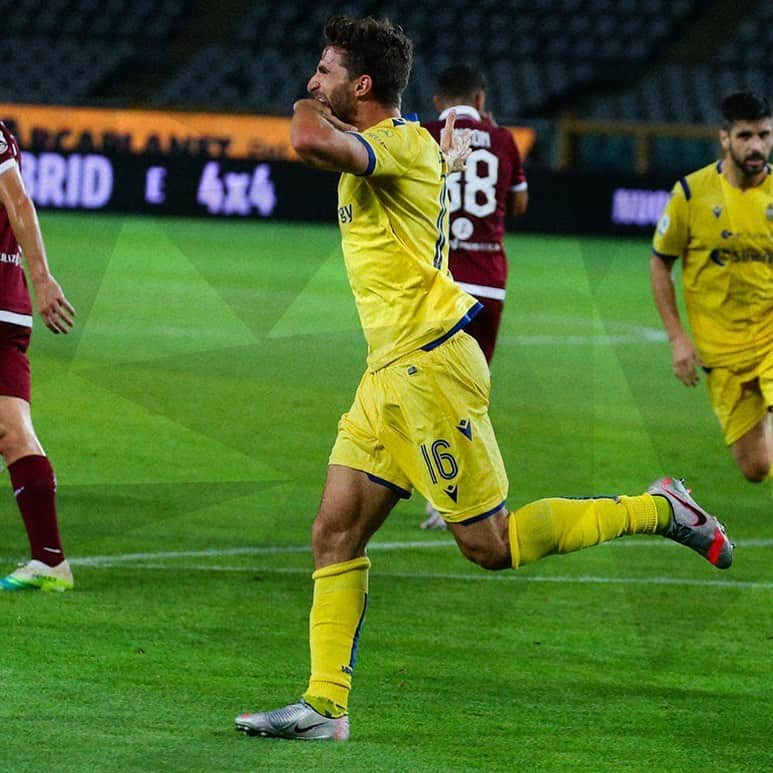 エラス・ヴェローナFCさんのインスタグラム写真 - (エラス・ヴェローナFCInstagram)「BORO BORO! 🔥⚽️🟡🔵 ➖ #DaiVerona #Borini #Gol #TorinoVerona #football #hellasverona」7月23日 18時17分 - hellasveronafc