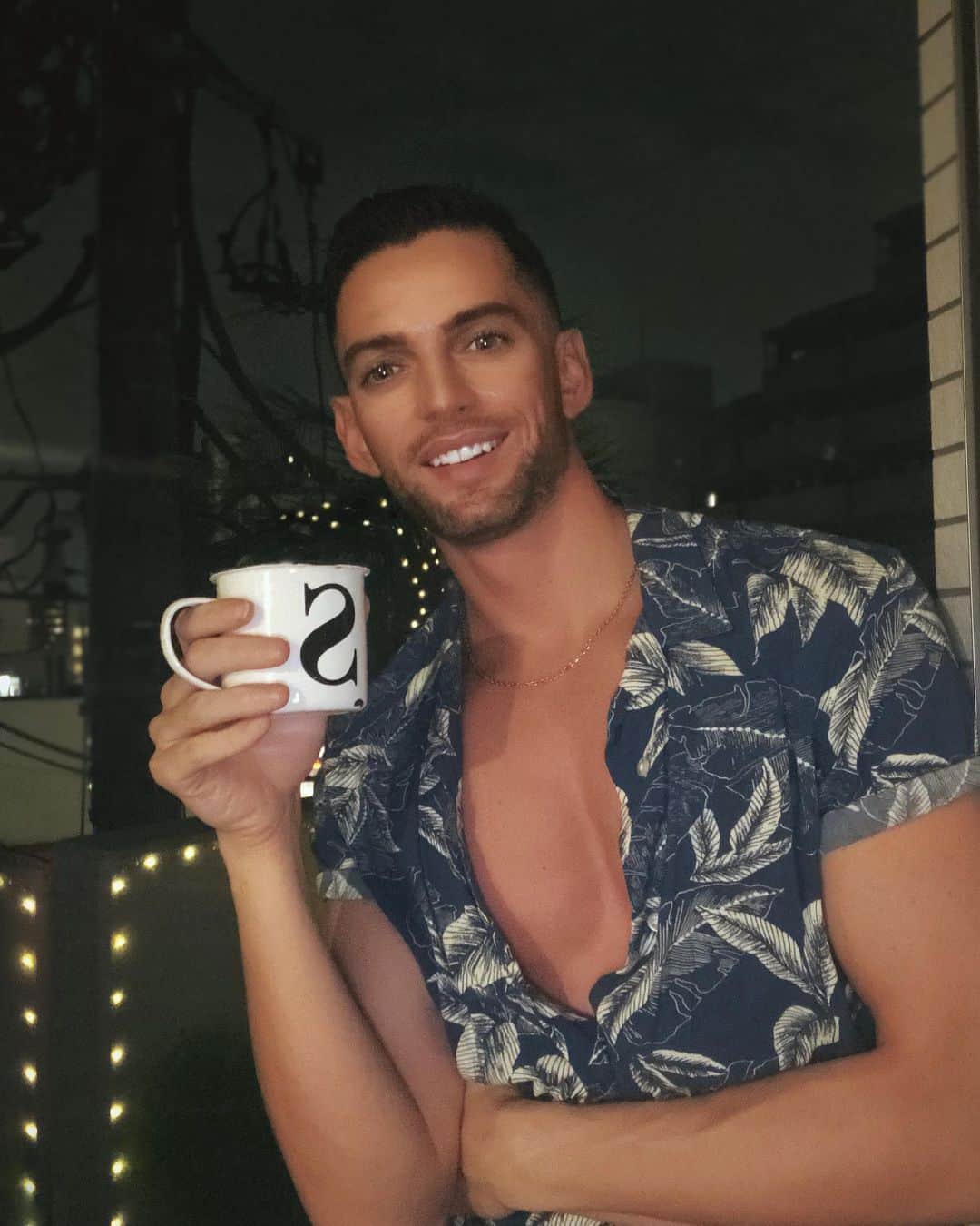 のインスタグラム：「Summer vibes contained to my veranda this year🌃   👕shirt by @bananarepublic_jp   💈skin fade by @premiumbarber_harajuku.t_ayaka  #bananarepublic #バナナリパブリック #スキンフェード #床屋　#PR」
