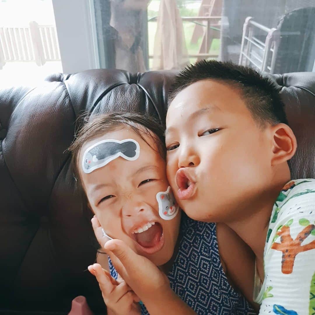 チョン・ダへのインスタグラム：「남편한테 컴플레인이 들어왔다. 왜 아들 잘 나온 사진만 올리냐고 ㅡㅅㅡ^ 이게 더 이쁘다고 사진 바꾸라고. ᆞ (둘다 인스타 바보들..해봤는데 사진 수정이 안되잖아!!!) ᆞ 뭐가 다르다는건지.... 이래서 딸 바보가 싫다. 👿 좀만 더 커봐라 아빠 저리가 아빠 싫어를 입에 달고 산다더라 😏 그때 등긁어 달라지 마라 2000원짜리 효자손 던져주마. #딸래in제주 #남매」