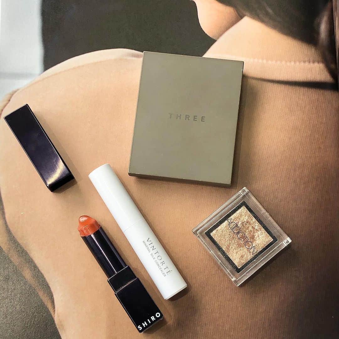 北岡りえのインスタグラム：「毎日鞄にはいっているもの💄 小さいメイクポーチ探し中です💭  ✔︎ VINTORTEのミネラルコンシーラー　‥夕方ごろでてくるクマ隠しに必需品です。  ✔︎ THREE シマリンググローデュオ "01" ‥ハイライトの自然なツヤ感と、ローライトはチークとして。  ✔︎ SHIRO GGリップスティック　"9102" ‥ ほんのりジンジャーが香るオレンジ系のリップ。  ✔︎ ADDICTION ザアイシャドウ　"092" ‥ 他の色とも相性抜群のラメシャドウ。 マスクで目元が寂しい時にポンとのせています。  #cosmetics」
