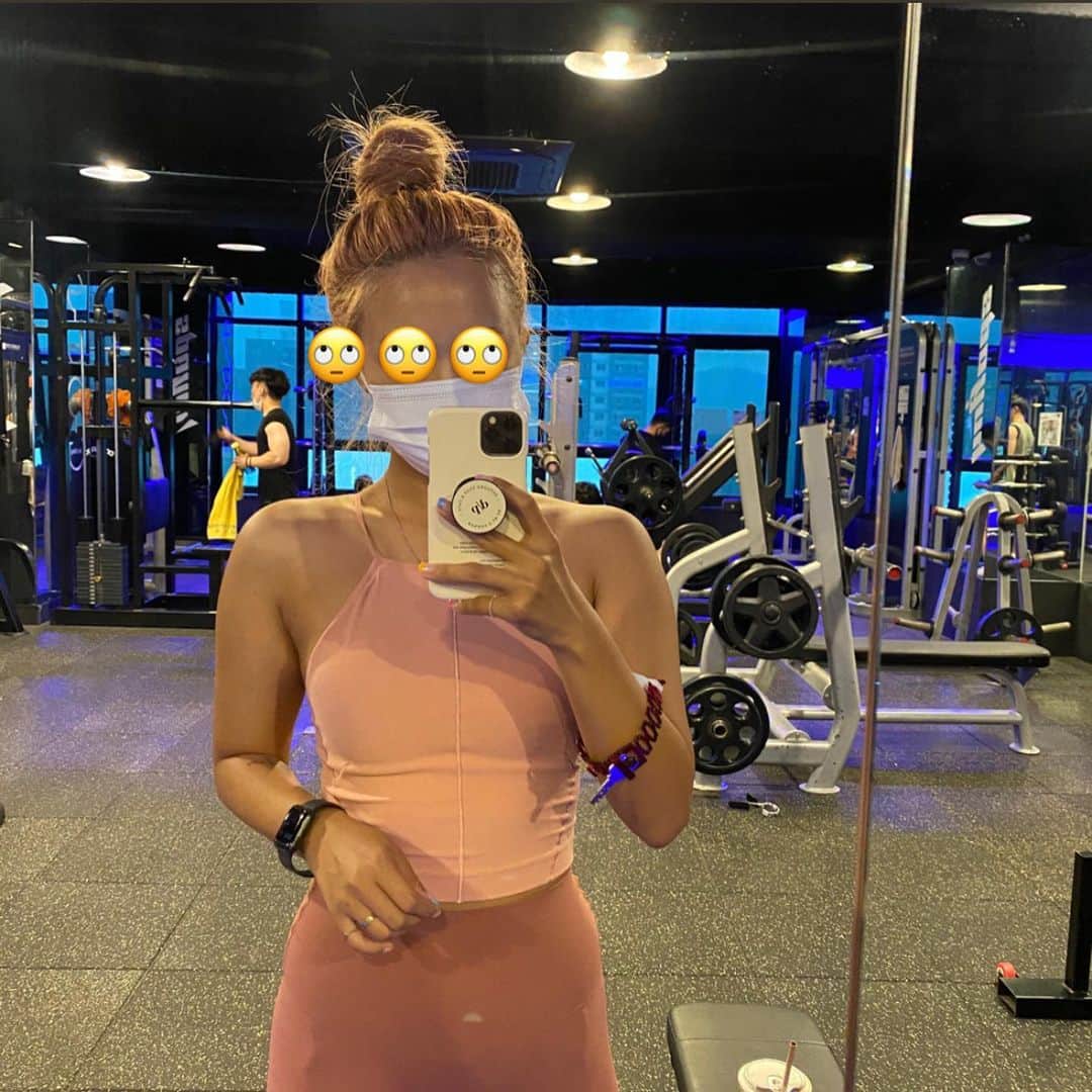 キム・ダヘのインスタグラム：「3개월동안 나에게 일어난 변화들 1. 승모가 훅 내려가서 일자가 됐음 2. 바지 사이즈가 변했음 3. 평소에도 흉곽닫고 배 힘주는게 습관이 되려고 함 4. 크롭티만 찾아서 삼 ( 살을 가려주던 원피스를 자주 안입게됨 ) 5. 개인소장으로도 몸 사진은 안찍던 내가 매일매일 몸사진을 기록함 6. 건강에 대해 욕심생김 ( 그래서 그런지 이렇게 운동하면 생리불순온다던데 한치의 오차도없이 예정일에 잘 함... ) 7. 포토샵을 거의 안함 8. 운동을 매일 하는것보다 하루 쉬고 다음날 가면 더 처짐... 쉬면안댐 등등..... 많이 변했어요... . 보조제나 다이어트약없이, 굶지않고 운동하면서 건강한 다이어트를 하고있는 것 같아 이걸 내가 하는구나라는 뿌듯함?이 생겼어요!!! 전에는 운동왜함 막 이랬는디... 그냥 깡 마른몸이 되고싶었던 나는 샘처럼 멋진 근육질 몸이 되고싶어하는 사람으로 바뀌고 있어요... 처음으로... 바디프로필이 아닌 내년의 내 몸, 내 후년의 내 몸이 기대되는 요즘이에요!!!! 아직도 너무 멀었지만... 비포가 너무 심했던탓인지 ㅋㅋㅋ지금도 행복... 🌸💜 . 식단 어떻게 참냐구 너무 많이 물어봐주시는데 다이어트식품이 맛있는게 지인짜 많아요...... 현미밥이랑 닭가슴살에 케첩+김만 세끼먹어도 진짜 평소식단보다 건강하고 대존맛임👍🏻👍🏻👍🏻🔥🔥 . 저번주에는 운동시작하고 첨으로 속세음식,,, 프렌치토스트먹었는데 맛은 있었으나 생각보다 안먹고도 살 수 있는 정도의 맛..? 이라고 느껴지더라고요... 몇개월만에 먹은건데도 생각했던것만큼의 행복은 없었어요 어제도 먹은것같은 느낌...? ㅋㅋㅋㅋㅋ여러분... 할 수 있어요 함께 건강하게 다이어트해요,,, 🔥 사진은 부끄러우니까 뒤로 갈수록 비포... ㅋ 운동하게해주신 나의 구세주 희라샘태그...👍🏻 Before 57kg > After 49kg #핏블바디스튜디오」