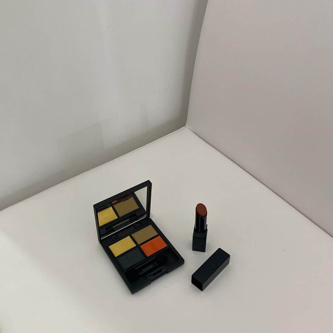 のインスタグラム：「Celvokeの新作がかわいい🌙 発色よくてオレンジは上瞼に載せるだけでかわいいしい、イエローは涙袋に乗せるとハイライトにもなるしとてもかわいい🍉  あと写真載せ忘れてストーリーに載せたイエローのリップは単体でもかわいいし、持ってるリップに混ぜるとオレンジぽい色味に変えられてとってもかわいい✔︎」