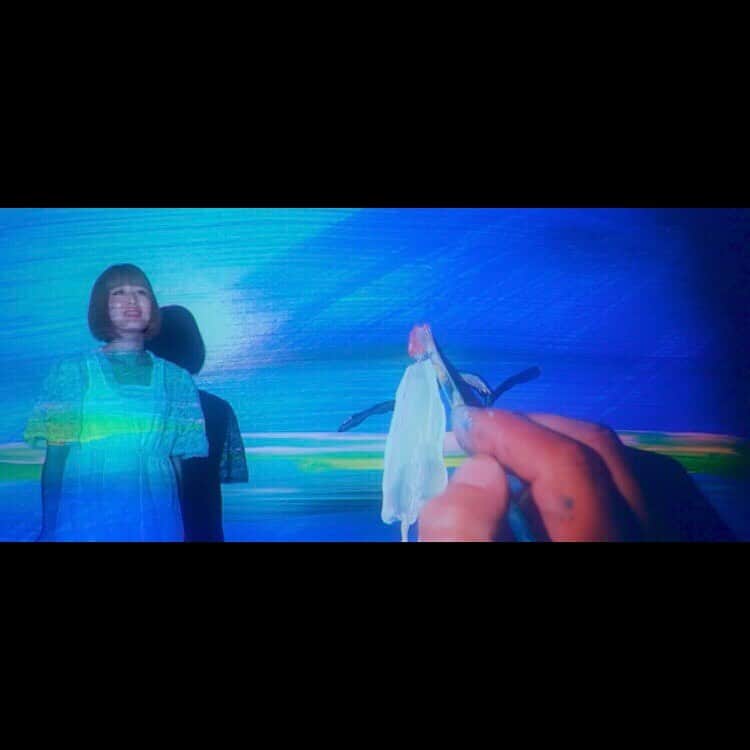 のインスタグラム：「* 新曲『everblue』のMVが コロナ禍のアーティストを応援する 東京都のプロジェクト 《アートにエールを！》 のページに掲載されました🔹 cheerforart.jp/detail/2171  近藤康平さんのライブペインティングとコラボ！ 近藤さんの絵、色彩、空気 とにかく素敵すぎるので見てほしいのです。 撮影時はどうなってるかわからず、あとで映像を見て感動…。 原画は家宝にします✧  こんな今だからという曲を選びました＊ ミュージシャンの録音はリモートで、演奏シーンは一人ずつ撮影したものを合成しています。 ソーシャルディスタンス！  **************************  奥村愛子「everblue」feat. 近藤康平  ライブペインティング 近藤康平  Pf/ E. Pf モチヅキヤスノリ Gt 笠間洋平　Ba 中村昌史 Vn 雨宮麻未子  Mix/Mastering 林田涼太 撮影 中村岳史　映像演出/編集 瀧澤圭 企画/制作進行 山本由紀子  **************************  #アートにエールを  #近藤康平  #奥村愛子」