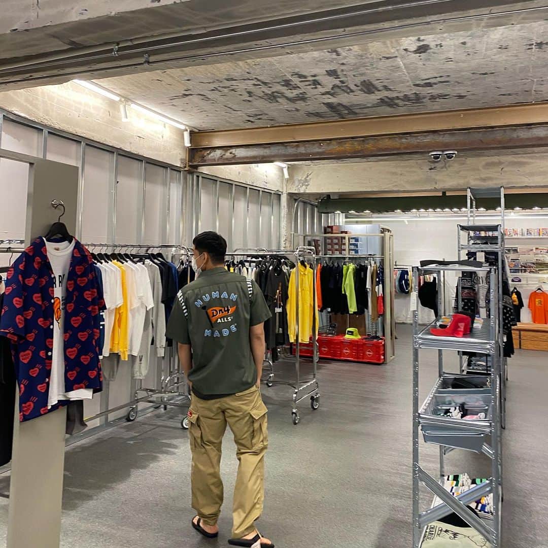 イナチ のインスタグラム：「. 비많이오네🌧🌧⛈⛈ #HUMANMADE」