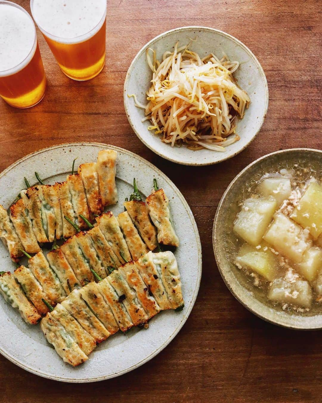 樋口正樹さんのインスタグラム写真 - (樋口正樹Instagram)「🍺 . 夜ご飯はビール、 ししとうの餃子、 もやしのナムル、 冬瓜のそぼろ煮。 . 今季のししとう、 日照不足により 育ちがよくなく？ サイズが小さく、 餃子を作ったら 餡が詰めづらく 皮も半分で巻け、 辛いの多い感じ。 おいしいけどね。 . . #晩酌セット #ししとう餃子 #獅子唐餃子 #もやしナムル #餃ナム #冬瓜 #家呑み #宅飲み #夜ごはん #ビールがうまい」7月23日 18時40分 - higuccini