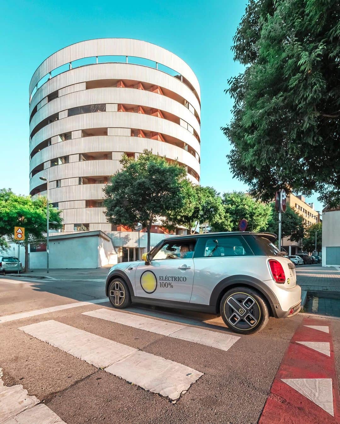 Nicanor Garcíaのインスタグラム：「City traveling : Viajar por la ciudad #nicanorgarcia @travelarchitectures  It’s a joy to experience the city in the new #MINIElectric! I was thrilled to be out of my home, seeing new sights and just cruising in and out of the urban environment. The best things in life are the small things - freedom of movement and peace of mind. Take a look at my stories to see more about my journey! - In collaboration with @MINI #ChargedWithPassion #MINI #TheMINIThings #MINITogether    MINI Cooper SE*: Energy consumption in kWh/100 km combined: 16.8/14.8, Fuel consumption in l/100 km combined: 0, CO2 emissions in g/km combined: 0. The driving range depends on a variety of factors, especially: personal driving behaviour, selected route, weather conditions, usage of heating/cooling and preconditioning. *These figures are preliminary values and have not yet been confirmed. Subject to change.」