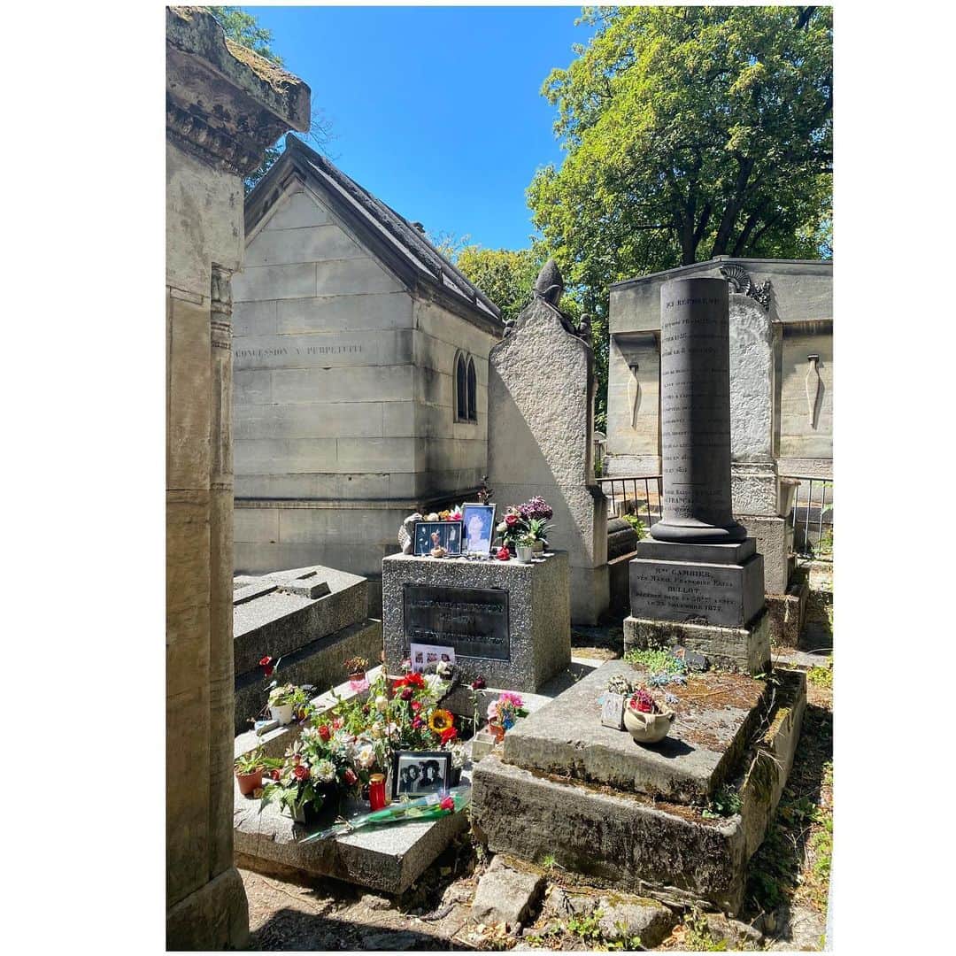 メラニー・サイクスさんのインスタグラム写真 - (メラニー・サイクスInstagram)「Pere Lachaise cemetery under a clear blue sky. Despite living in Paris 1993/4 I never made it ...... Finally I got to pay my respects to Jim Morrison 💙  #jimmorrison #perelechaisecemetery #paris J’adore Jim 💘🙏🏻」7月23日 18時43分 - msmelaniesykes
