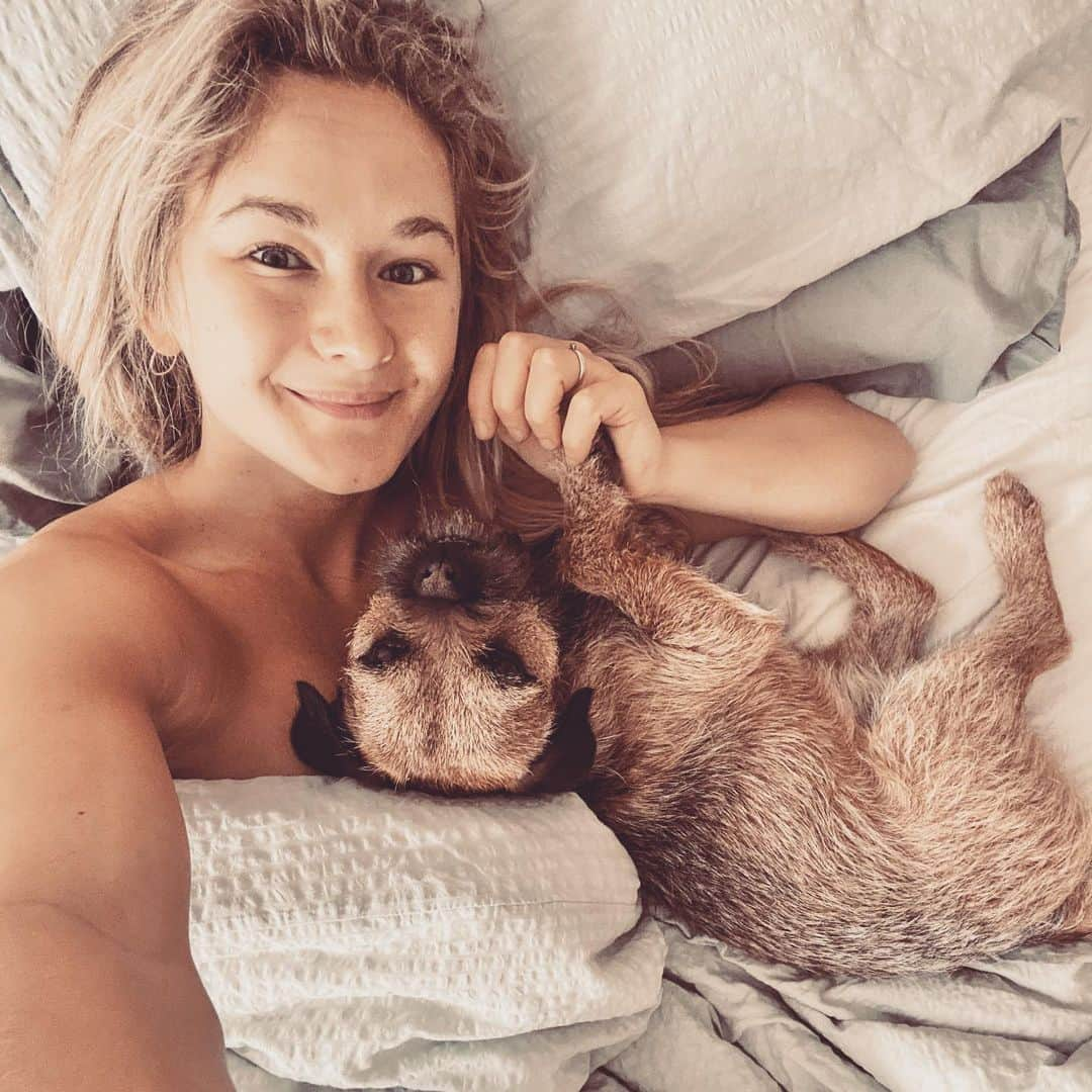 シャウナ・コックジーさんのインスタグラム写真 - (シャウナ・コックジーInstagram)「A 14 hour sleep, breakfast in bed and cuddles with this little fuzz. Today is ONE YEAR TO GO to the Tokyo Olympic Games! The journey sure hasn’t been what we expected but the goal remains the same and I already can’t wait to get back training again. Bottling all my motivation and psyche for when I’m ready 💪 #comebackstronger #startyourimpossible」7月23日 18時45分 - shaunacoxsey