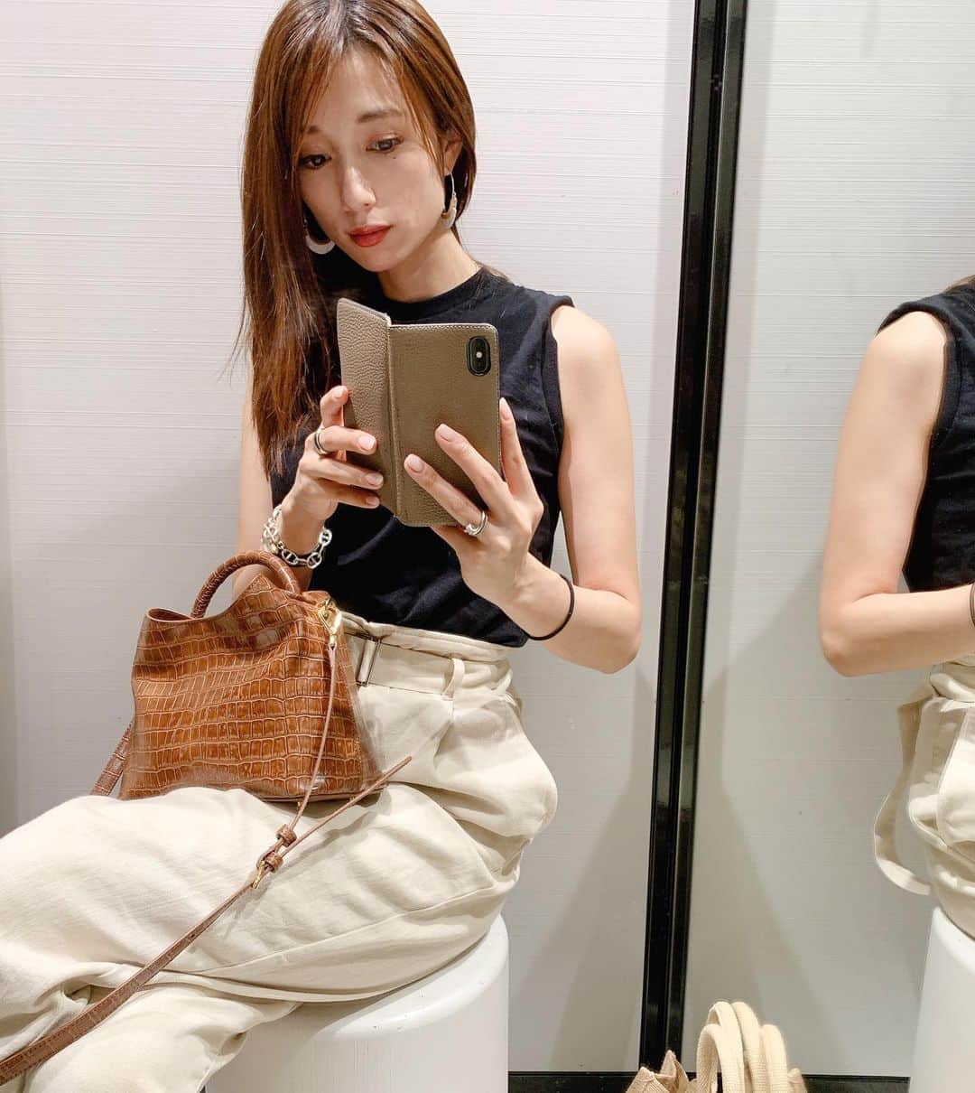 のインスタグラム：「今日のおコーデ☺︎  tops/ @nanouniverse_official  pants/ @yanuk_official  bag/ @elleme  iPhonecase/  @bonaventura.official   本来なら今ごろ東京五輪が開催ですね〜 楽しみは先にとっておきましょう☺︎  連休は沖縄とか行きたかったけど、 今は無理なので我慢ですね〜> < 近場でオフを楽しみたいと思います。 打ちっぱなしでも行きたいなぁ〜♪♪」