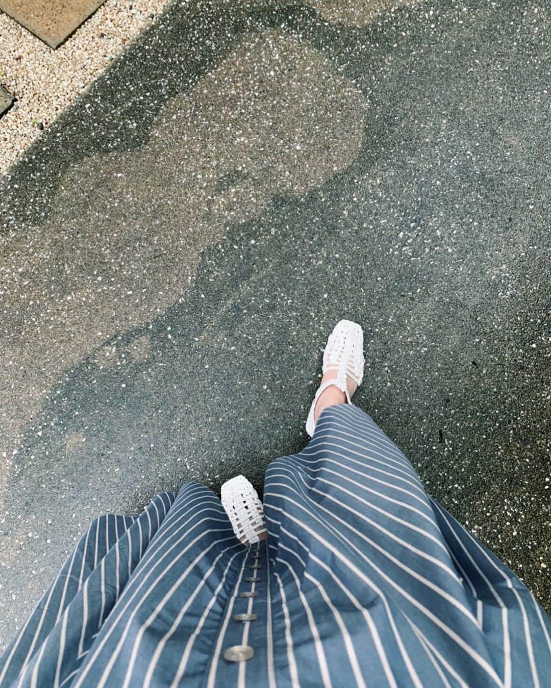 Shiho Sasakiのインスタグラム：「☂️☂️☂️ 今年の梅雨は長いですね💧 雨の日は、じめっとするから 身体に張りつかない かさっとした素材が着たくなる☝️🎐 #MOUSSY#MOUSSYSNAP」