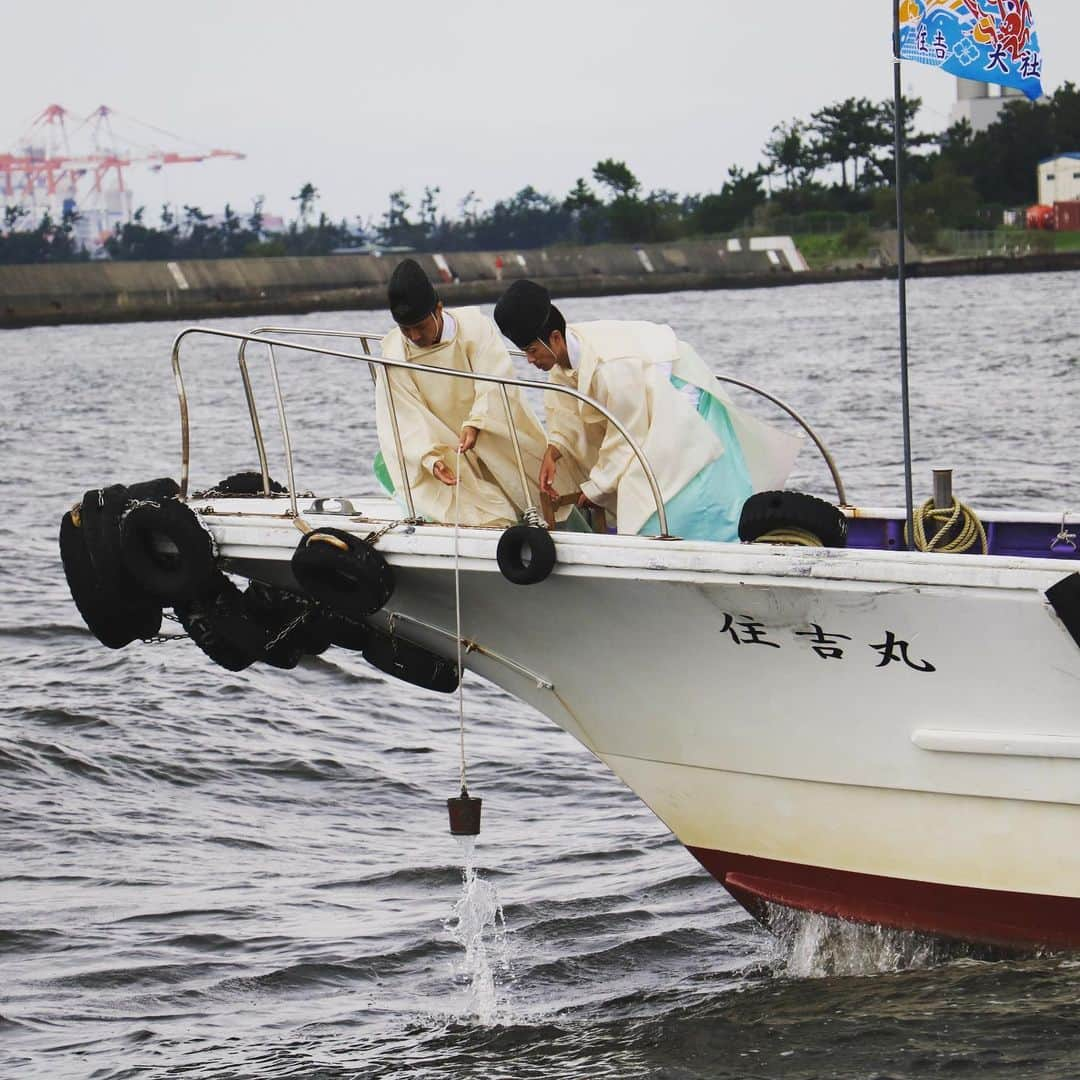 住吉大社 | sumiyoshitaishaさんのインスタグラム写真 - (住吉大社 | sumiyoshitaishaInstagram)「【神輿洗神事を斎行しました】 神輿洗神事は、住吉祭（夏祭）の一番はじめに行われる神事で、海上で汲み上げられた海水をもって神輿を祓い清めます。 かつては、祭礼当日の住吉浦では「住吉の御湯」、「潮湯」、「泥湯」などと称して、海水を浴びると無病息災で過ごせると信仰されてきました。 例年海の日に住吉公園を斎場として神輿を担いで賑やかに執り行っておりましたが、本年は新型コロナウイルス感染拡大防止の為に規模を縮小、神輿担ぎや奉納行事もすべて中止し第一本宮において神事のみ執り行いました。   ※本年の住吉祭（７月30日～８月１日）は、規模を縮小して神職のみで執り行います。 ・期間中の閉門時間は１７時となります。 ・露店の開設はありません。 ・８月１日の神輿渡御は中止いたします。  #大阪 #住吉大社 #神社 #日本 #sumiyoshitaisha #osaka #japantrip #osakatrip #shrine #japan #神輿 #神輿洗神事 #住吉祭 #夏祭」7月23日 18時46分 - sumiyoshitaisha_shrine