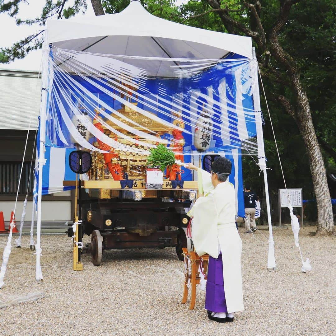 住吉大社 | sumiyoshitaishaさんのインスタグラム写真 - (住吉大社 | sumiyoshitaishaInstagram)「【神輿洗神事を斎行しました】 神輿洗神事は、住吉祭（夏祭）の一番はじめに行われる神事で、海上で汲み上げられた海水をもって神輿を祓い清めます。 かつては、祭礼当日の住吉浦では「住吉の御湯」、「潮湯」、「泥湯」などと称して、海水を浴びると無病息災で過ごせると信仰されてきました。 例年海の日に住吉公園を斎場として神輿を担いで賑やかに執り行っておりましたが、本年は新型コロナウイルス感染拡大防止の為に規模を縮小、神輿担ぎや奉納行事もすべて中止し第一本宮において神事のみ執り行いました。   ※本年の住吉祭（７月30日～８月１日）は、規模を縮小して神職のみで執り行います。 ・期間中の閉門時間は１７時となります。 ・露店の開設はありません。 ・８月１日の神輿渡御は中止いたします。  #大阪 #住吉大社 #神社 #日本 #sumiyoshitaisha #osaka #japantrip #osakatrip #shrine #japan #神輿 #神輿洗神事 #住吉祭 #夏祭」7月23日 18時46分 - sumiyoshitaisha_shrine