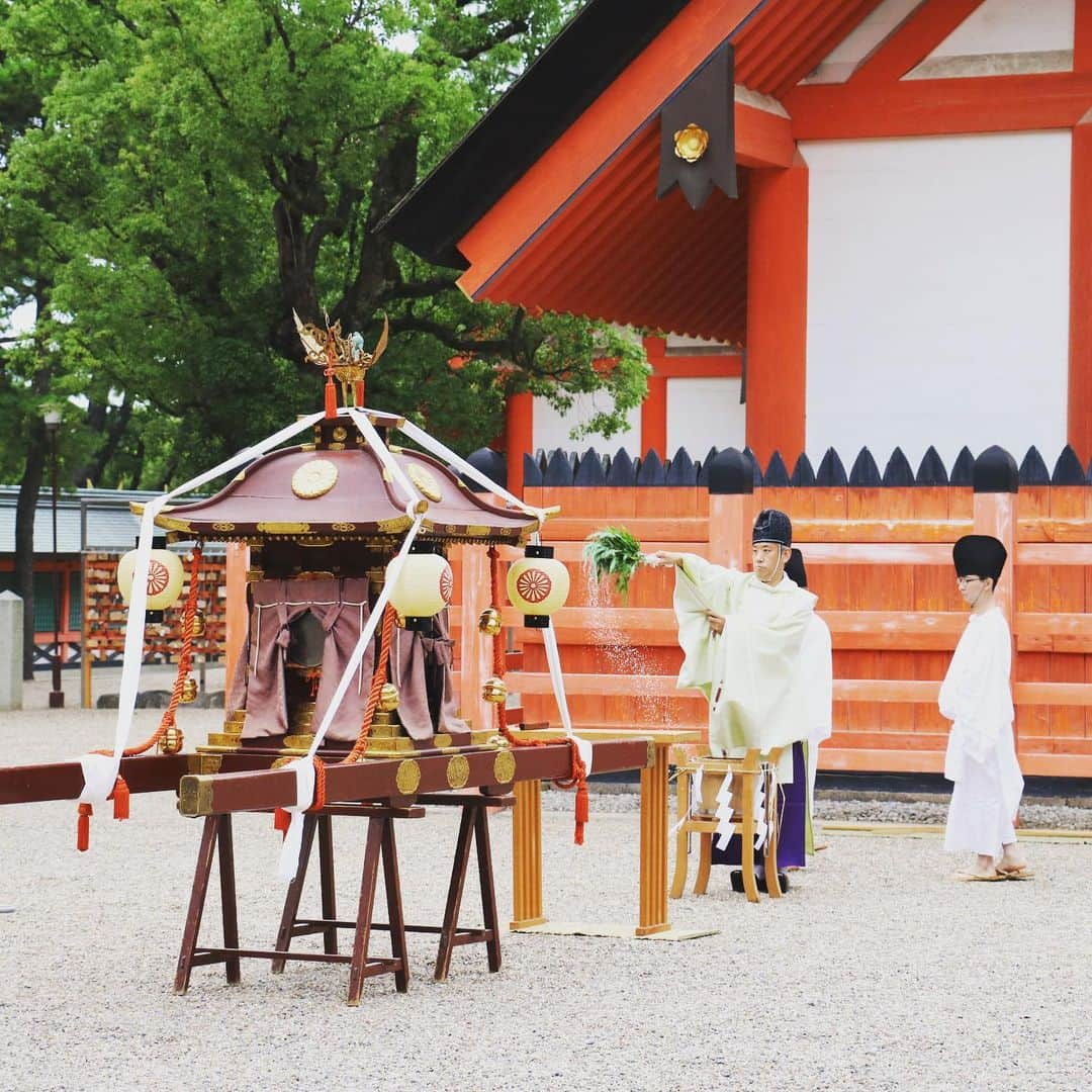 住吉大社 | sumiyoshitaishaさんのインスタグラム写真 - (住吉大社 | sumiyoshitaishaInstagram)「【神輿洗神事を斎行しました】 神輿洗神事は、住吉祭（夏祭）の一番はじめに行われる神事で、海上で汲み上げられた海水をもって神輿を祓い清めます。 かつては、祭礼当日の住吉浦では「住吉の御湯」、「潮湯」、「泥湯」などと称して、海水を浴びると無病息災で過ごせると信仰されてきました。 例年海の日に住吉公園を斎場として神輿を担いで賑やかに執り行っておりましたが、本年は新型コロナウイルス感染拡大防止の為に規模を縮小、神輿担ぎや奉納行事もすべて中止し第一本宮において神事のみ執り行いました。   ※本年の住吉祭（７月30日～８月１日）は、規模を縮小して神職のみで執り行います。 ・期間中の閉門時間は１７時となります。 ・露店の開設はありません。 ・８月１日の神輿渡御は中止いたします。  #大阪 #住吉大社 #神社 #日本 #sumiyoshitaisha #osaka #japantrip #osakatrip #shrine #japan #神輿 #神輿洗神事 #住吉祭 #夏祭」7月23日 18時46分 - sumiyoshitaisha_shrine