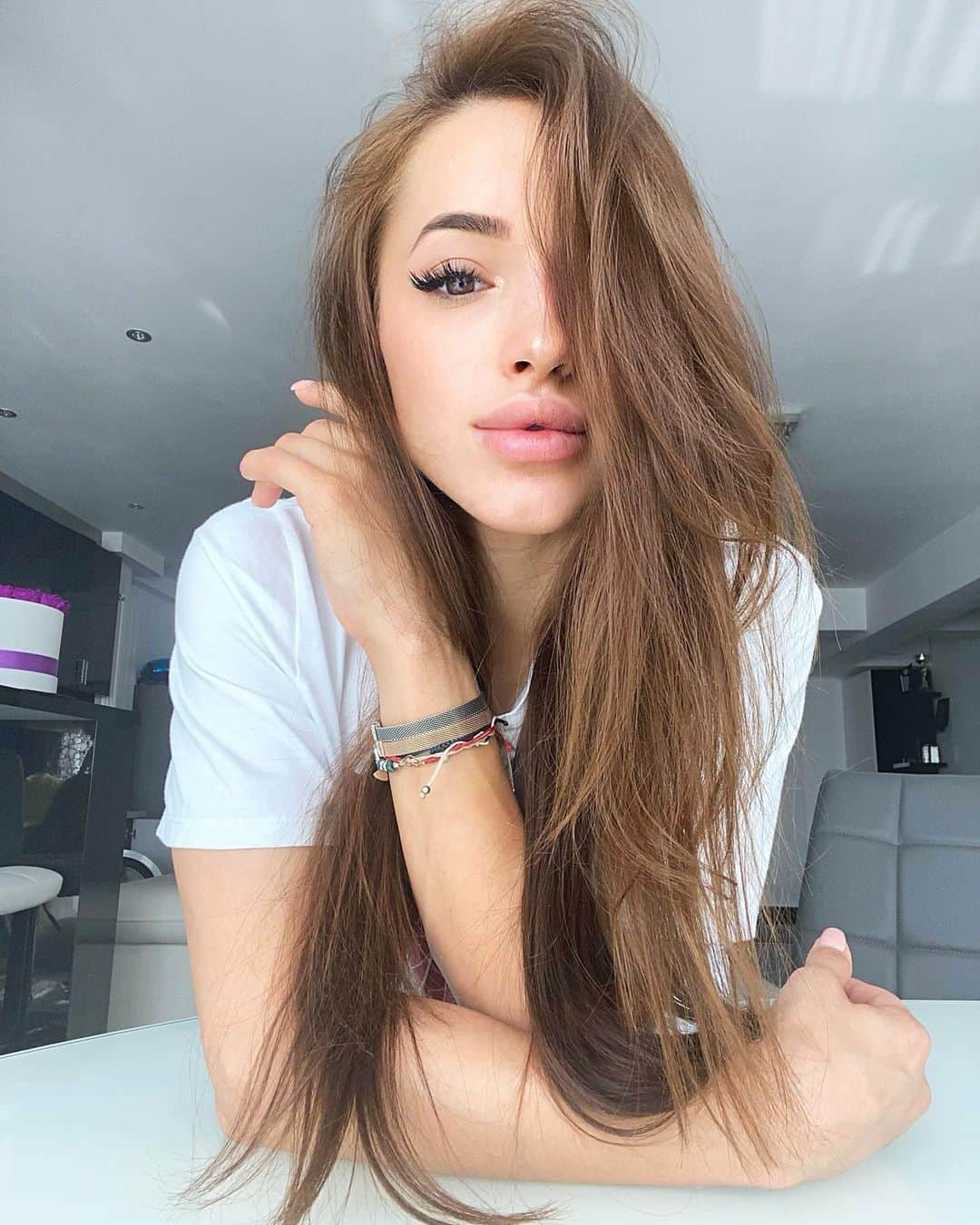 ラリサ・ヨルダケのインスタグラム：「It's okay to be weird than pretending to be perfect.」