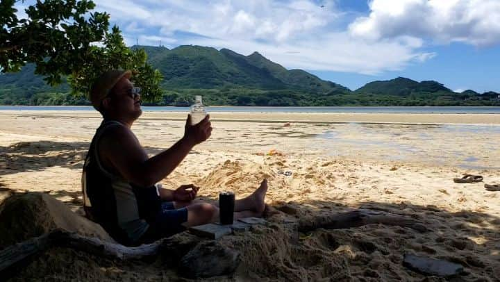 島宿ブルーとぅもーるのインスタグラム：「暇をもて余した、、、島人の遊び 【パート5】海の日  #ウイスキーがお好きでしょ #角瓶 #suntorywhisky #suntory #角ハイボール #島を守りたい #島人を守りたい #コロナ に勝～つ #ハイボール #八重山諸島 　#八重山  #石垣島 #ishigaki #ishigakiisland  #離島 #石垣島旅行 #石垣島trip #石垣島の宿 #ブルーとぅもーる #石垣島カフェ  #女子旅 #カメラ女子  #石垣島フォトスポット #石垣島フォトジェニック #石垣島写真スポット #石垣島オススメスポット #沖縄離島のセカイ #石垣市テイクアウト #石垣島テイクアウト」