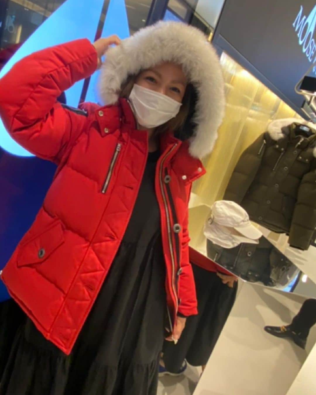 LINAさんのインスタグラム写真 - (LINAInstagram)「カナダ発のアウターウエアブランド ムースナックルズが 日本初となる旗艦店を レイヤードミヤシタパークに オープンするということで 内覧会にいってきましたー！ どのアウターも スタイリッシュなシルエットが 凄くカッコよくて 特にボンボンのファーが付いた アウターが とっても可愛かった♡ けど、私はちょっぴり冒険。 赤のアウターをチョイスしてみたよ。 私が持ってるアウターの中でも 史上最強に暖かくて あえて極寒の旅に出かけたいくらい 無敵のアウター！笑 ホントオススメだよ！ #MAXLINA #mooseknuckles #winter #miyashitapark #new #canada #ボンボンアウターも欲しいなぁ」7月23日 18時48分 - xxlina_now
