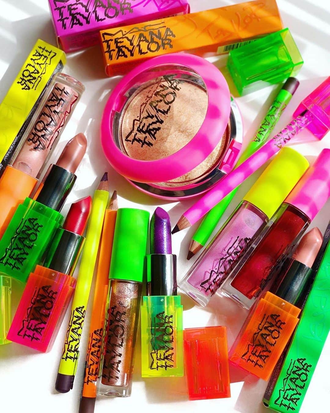 M∙A∙C Cosmetics Japanのインスタグラム：「【明日一部店舗限定発売】 全米を熱狂させる多才なエンターテイナー、「テヤナ・テイラー」との限定コラボコレクションが登場💄✨ ㅤ ツヤ肌に欠かせないフェイスパウダーに加え、リップスティック、リップグロス、リップペンシルそれぞれ4つのカラーがラインアップ✨ ㅤ *公式オンラインショップ、伊勢丹 新宿本店、M·A·C心斎橋 先行販売中 ㅤ #MACテヤナテイラー #MACTeyanaTaylor #MACCosmeticsJapan #MACCosmetics #MAC #MACコスメ #マックコスメ #コスメ#コスメ紹介#コスメ好き#コスメレポ #化粧品 #デパコス #コスメ部 #コスメマニア #メイク好き#メイク道具#美容大好き#美容好き#トレンドメイク#夏メイク#メイクテク#MACリップ#リップ#リップメイク#リップスティック #リップグロス#ボリューム#マットリップ#リップマニア」