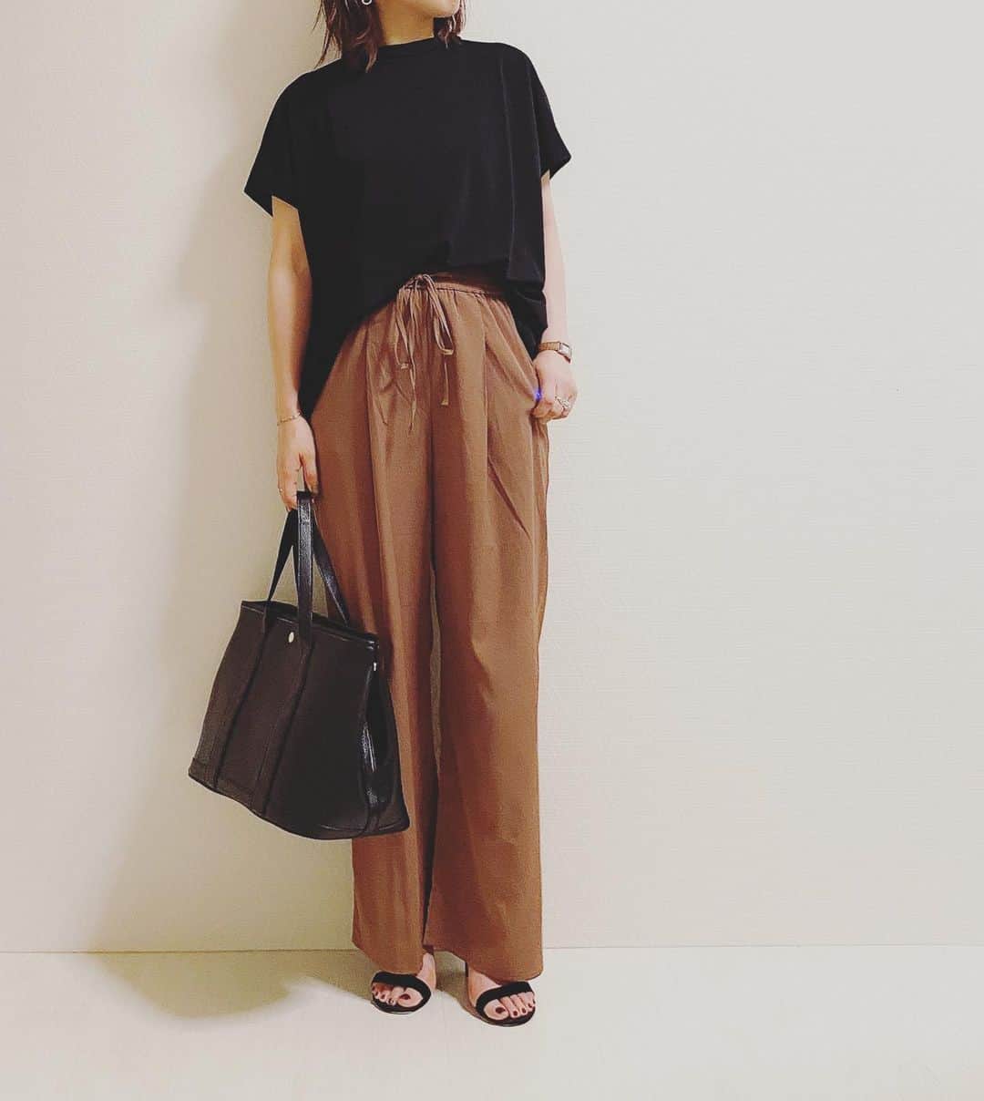 aiaiのインスタグラム：「3XLにしてみたUNIQLOの クレープジャージースタンドカラーT  このぐらいゆるっとで着た方が キレイメにになり過ぎず好みな感じに なりました  #ユニクロtシャツ部  #クレープジャージースタンドカラーt   コーデの詳細はブログに書いています  𖤐𖤐𖤐𖤐  #fashion#outfit#style#coordinate#instagood#ootd#pic#instapic#コーデ#コーディネート#スタイリング#プチプラコーデ#本日のコーデ#大人カジュアル#プチプラ  #カジュアル #アラフォー #アラフォーコーデ #アラフォーファッション#uniqlo #ユニクロ #ユニクロコーデ #ユニジョ #サンダルコーデ #ワイドパンツ #ワイドパンツコーデ」