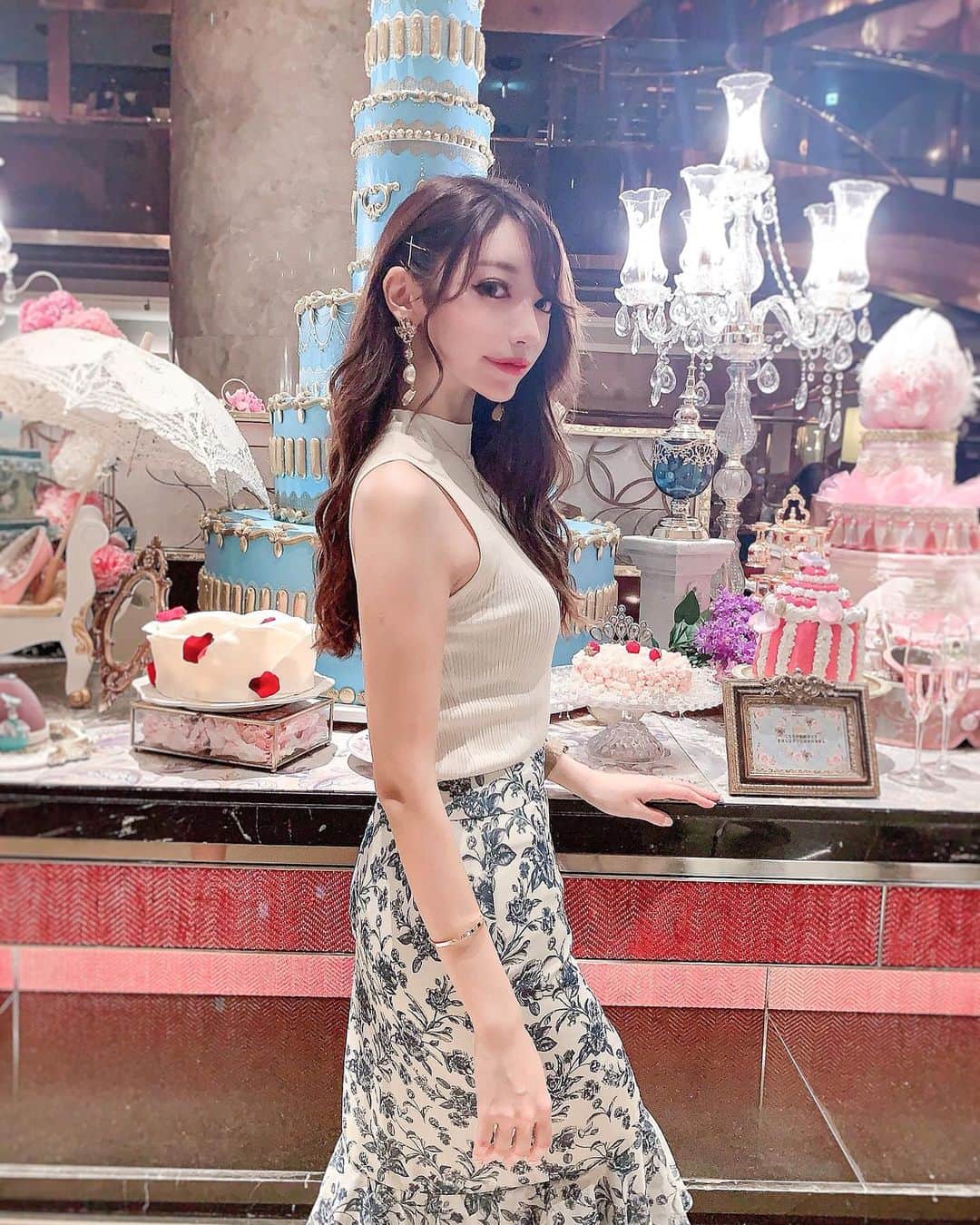 のインスタグラム：「. 🍬 𝐶𝑜𝑙𝑜𝑟𝑓𝑢𝑙 🍭 目チカチカ📸 . . #afternoontea #colorful #hiltontokyo #女子会」