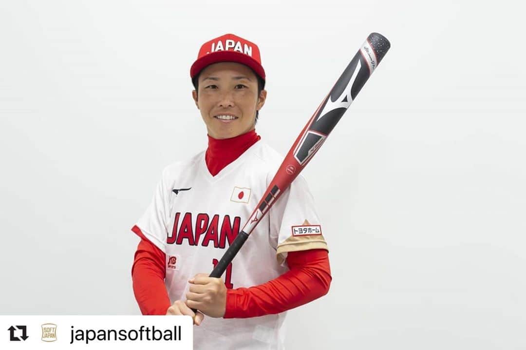 山田恵里さんのインスタグラム写真 - (山田恵里Instagram)「#Repost @japansoftball with @make_repost ・・・ 昨日7/22、ソフトボール女子TOP日本代表チームの新ユニフォーム発表会見を行いました。  チームキャプテンの山田恵里 @eriyamada19 選手が、 赤いホームユニフォームと白のビジターユニフォームを着用して披露しました。  #softjapan #jsa #softball #ソフトボール」7月23日 19時02分 - eriyamada19