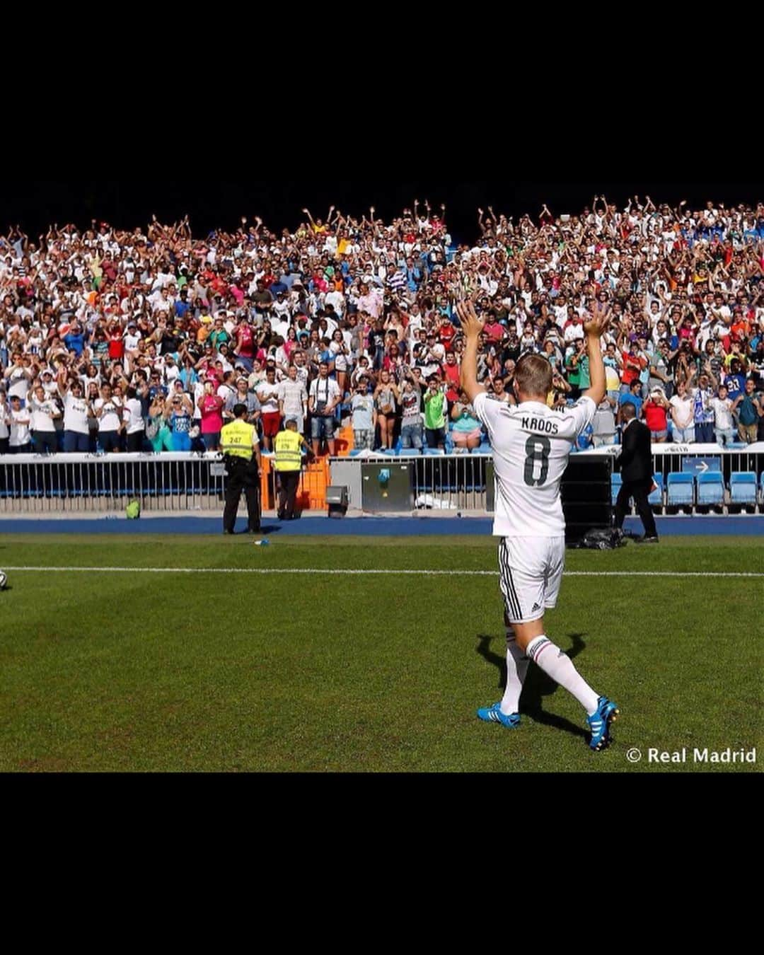 トニ・クロースさんのインスタグラム写真 - (トニ・クロースInstagram)「Alle Geschichten rund ums WM Finale und dem Urlaub danach, inklusive dem Tag der Vorstellung bei Real Madrid, gibts in der neuen Folge „Toni, bischd jetzt ein Königlischer?“ von #einfachmalluppen. Außerdem sprechen wir über das Karriereende von André Schürrle, den Besuch meines Opas (Legende) in Madrid und vieles mehr! Das alles wie immer @applepodcasts , @spotify und überall wo es Podcasts gibt!」7月23日 19時06分 - toni.kr8s