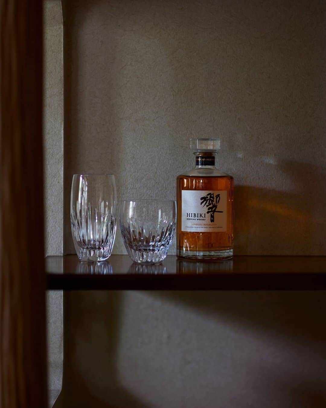 響 | SUNTORY WHISKY HIBIKIさんのインスタグラム写真 - (響 | SUNTORY WHISKY HIBIKIInstagram)「. HIBIKI TIME　～二十四節気・大暑～  濃い影を落とした部屋の中、繊細な硝子の美しさに心を奪われる。 Under the deep shadow in the room, the delicate beauty of the glasses captivates you.  #hibiki #響 #二十四節気 #24seasons #大暑 #taisho #夏 #盛夏 #summer #glass #グラス #baccarat #バカラ」7月23日 19時07分 - suntorywhisky_hibiki
