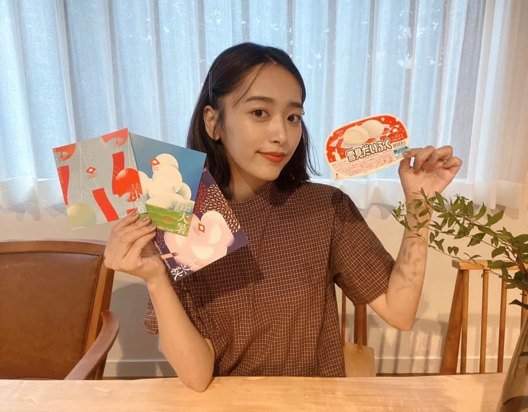 近藤千尋のインスタグラム：「#雪見だいふく のPRに参加して撮影させていただきました👼❤️  雪見だいふくは 8分待ちがおもちがもちもちになって 食べごろって知ってましたか❤️⁉️ そんな食べごろまで、待つ間も楽しめちゃう#YUKIMIOKIGAMI で 色んな季節におでかけしてきました🌈  #YUKIMIOKIGAMI の上に雪見だいふくを置くと和の暦「二十四節気」に合わせた絵が完成✨☺️ どれも可愛い‥💕  #YUKIMIOKIGAMI で、お家にいながら 色んな季節を感じて、もちもちな雪見だいふくを みんなで美味しくいただきました🍨❤️  YUKIMIOKIGAMI24種と 雪見だいふくをGET出来るキャンペーン、 ぜひ参加してみてください😆💓  🍨参加はこちら🍨　8/7まで 雪見だいふく公式Twitterアカウント https://twitter.com/yukimi_lotte  #雪見だいふく #YUKIMIOKIGAMI #8分待つともちもち #pr」