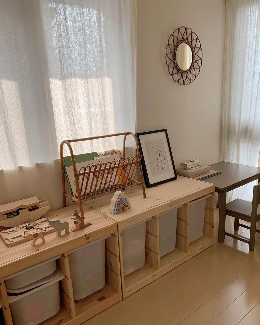 のインスタグラム：「子供部屋🧸🧩 @ikeajapan の おもちゃbox買い足しました。 @mon_everything のグラフィックも 飾ってみた🌍 こちら下げタグになる予定です🏷」